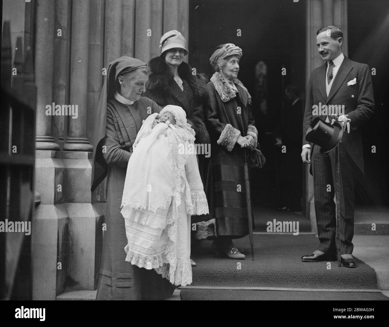 Battesimo di figlio di Capt e della signora Alastair Campbell a St James, luogo spagnolo. Infermiera e bambino, la signora Campbell, la principessa Louise Duchessa di Argyll, il capitano Alastair Campbell. La principessa Louise (Luisa Caroline Alberta, 1926 aprile 16) 18 fu un membro della famiglia reale britannica, sesta figlia e quarta figlia della regina Vittoria 1848 1939 Foto Stock