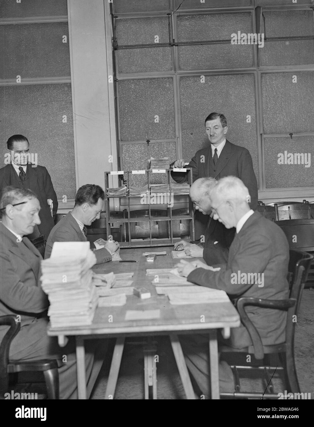 Selezione del Segretario dei minatori che conta i voti nell'elezione del nuovo Segretario Generale della Federazione dei minatori in successione al compianto Sig. A J Cook a livingstone Hall , Westminster Standing Right è il Sig. J Segretario aggiunto della Società proporzionale di rappresentanza 4 marzo 1932 Foto Stock