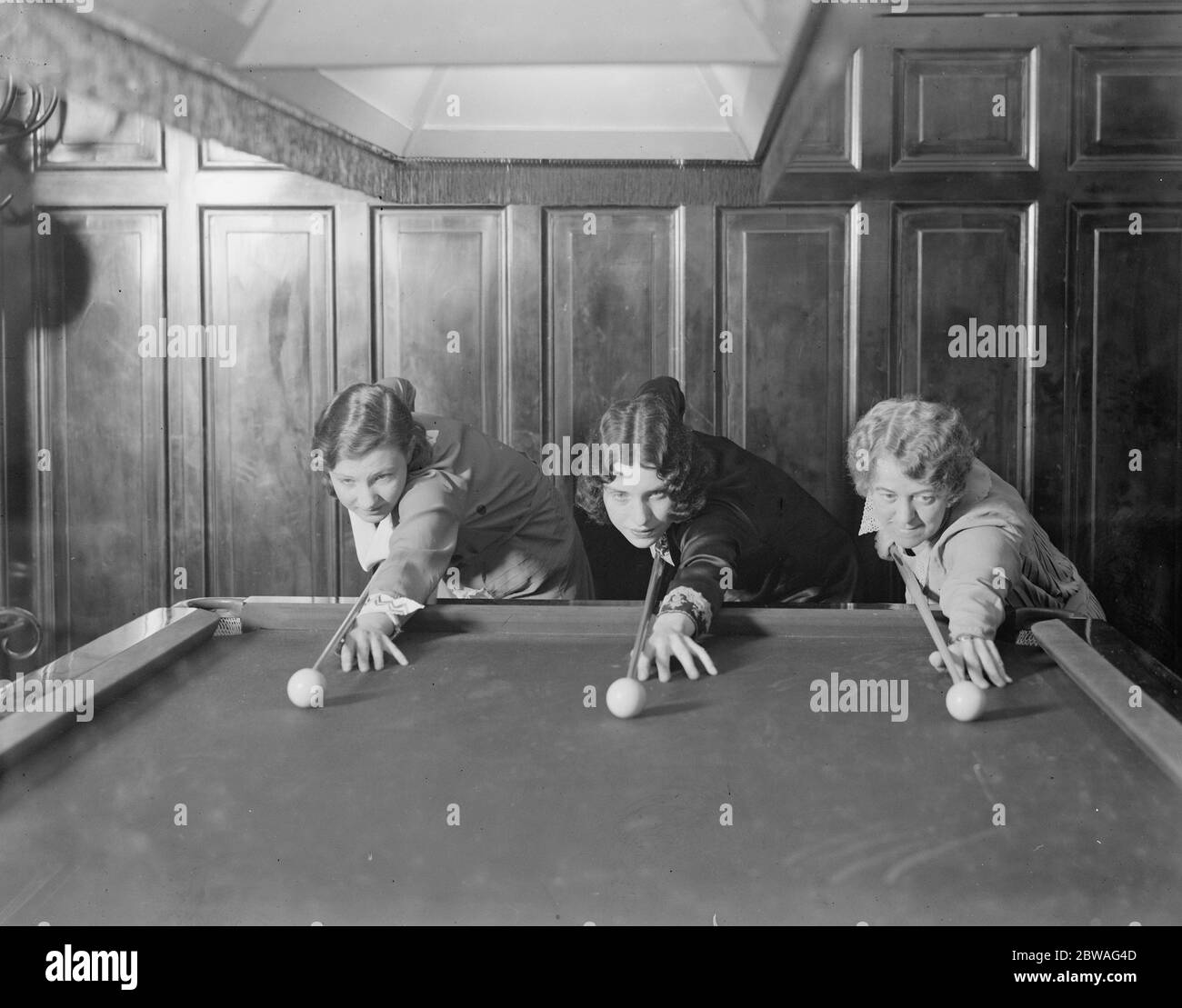 Womans Professional Billiards Championship alla Burroughes Hall , Soho Square a sinistra a destra - Miss Muriel Barber (South Shields) , Miss Joyce Gardner e Miss Eva Collins 23 marzo 1933 Foto Stock