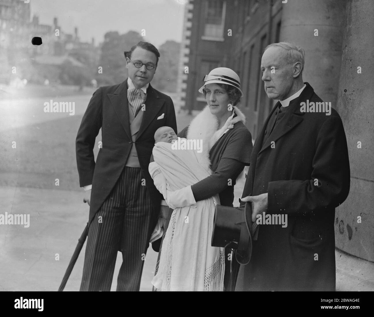 Il Hon Lancelot e la signora Joyson Hicks e il loro figlio dopo il battesimo alla Cappella reale dell'Ospedale , Chelsea , con loro è il vescovo di Norwich , che officiò il 19 maggio 1938 Foto Stock