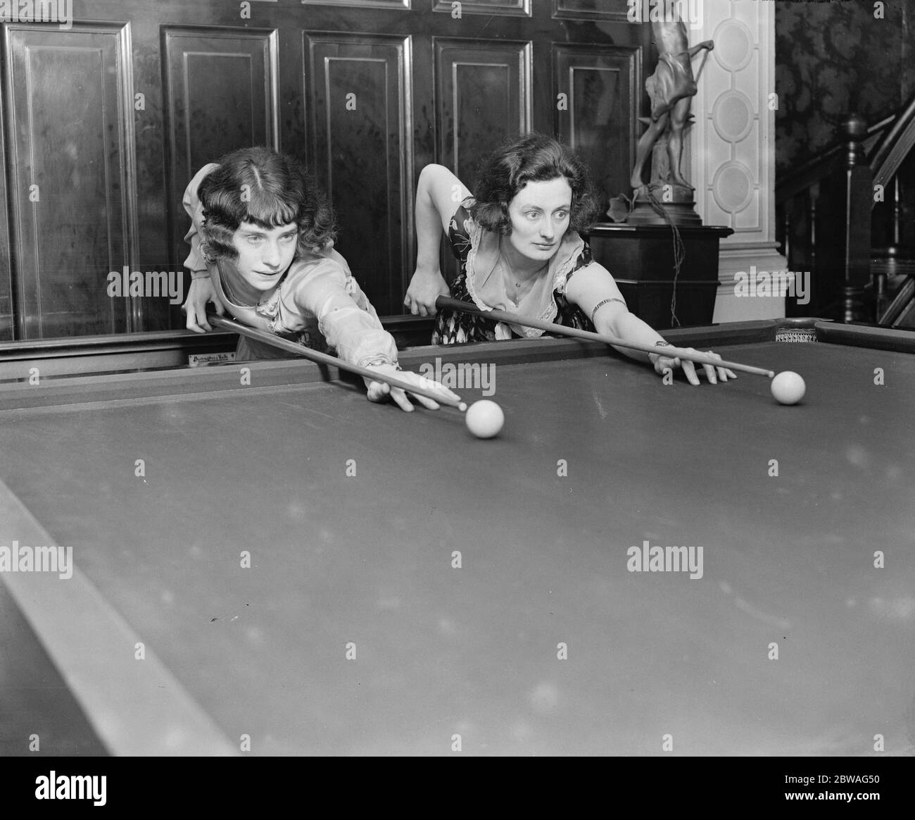 Womans Billiards Championship alla Burroughes Hall , Soho Square Miss Joyce Gardner e MR S P Watts , che si stringono per una pausa Foto Stock