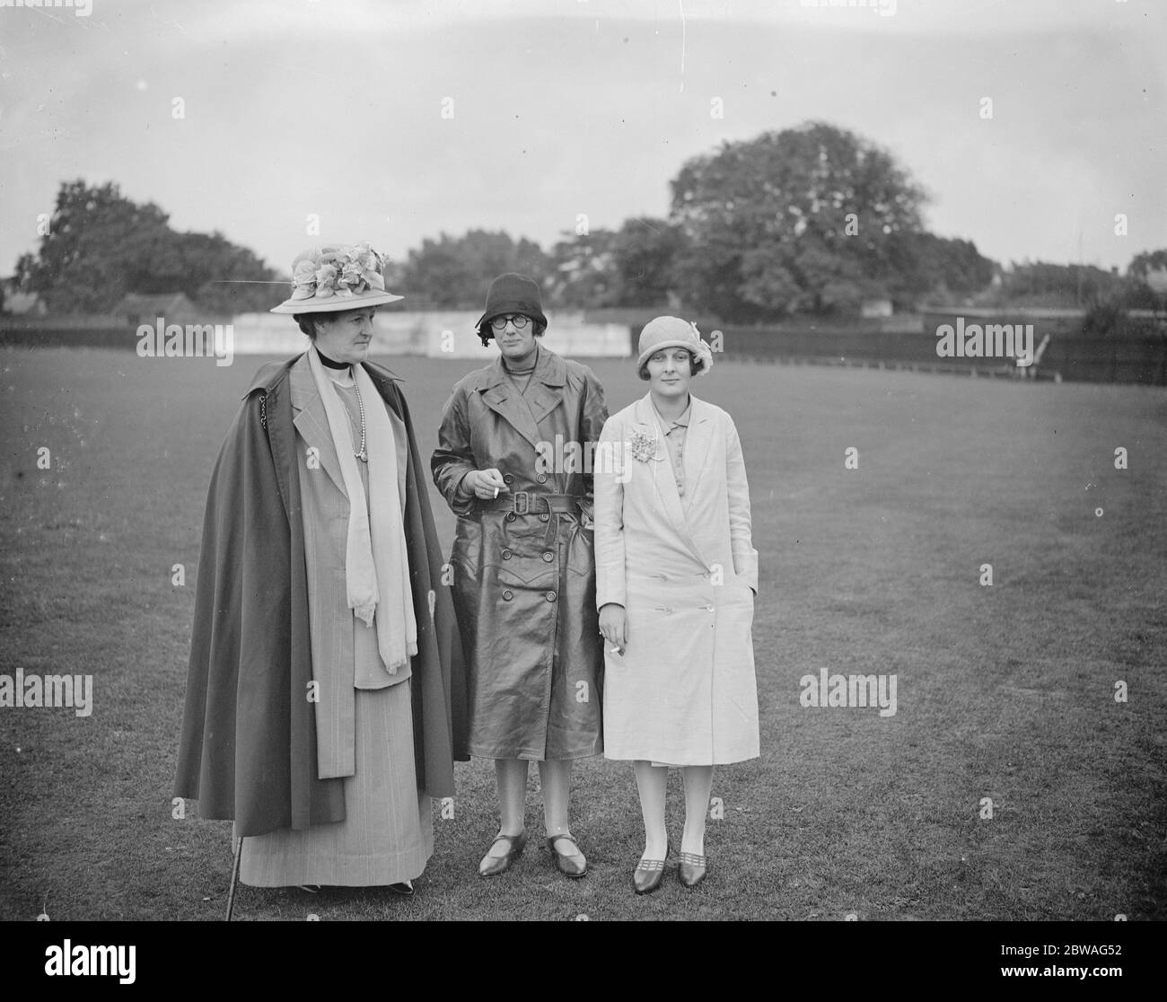 Lymington Tennis Week Lady Wilmer , Lady Rosemary Bootle-Wilbraham e MRS T B Raikes (moglie dell'Oxford Blue) 10 agosto 1925 Foto Stock