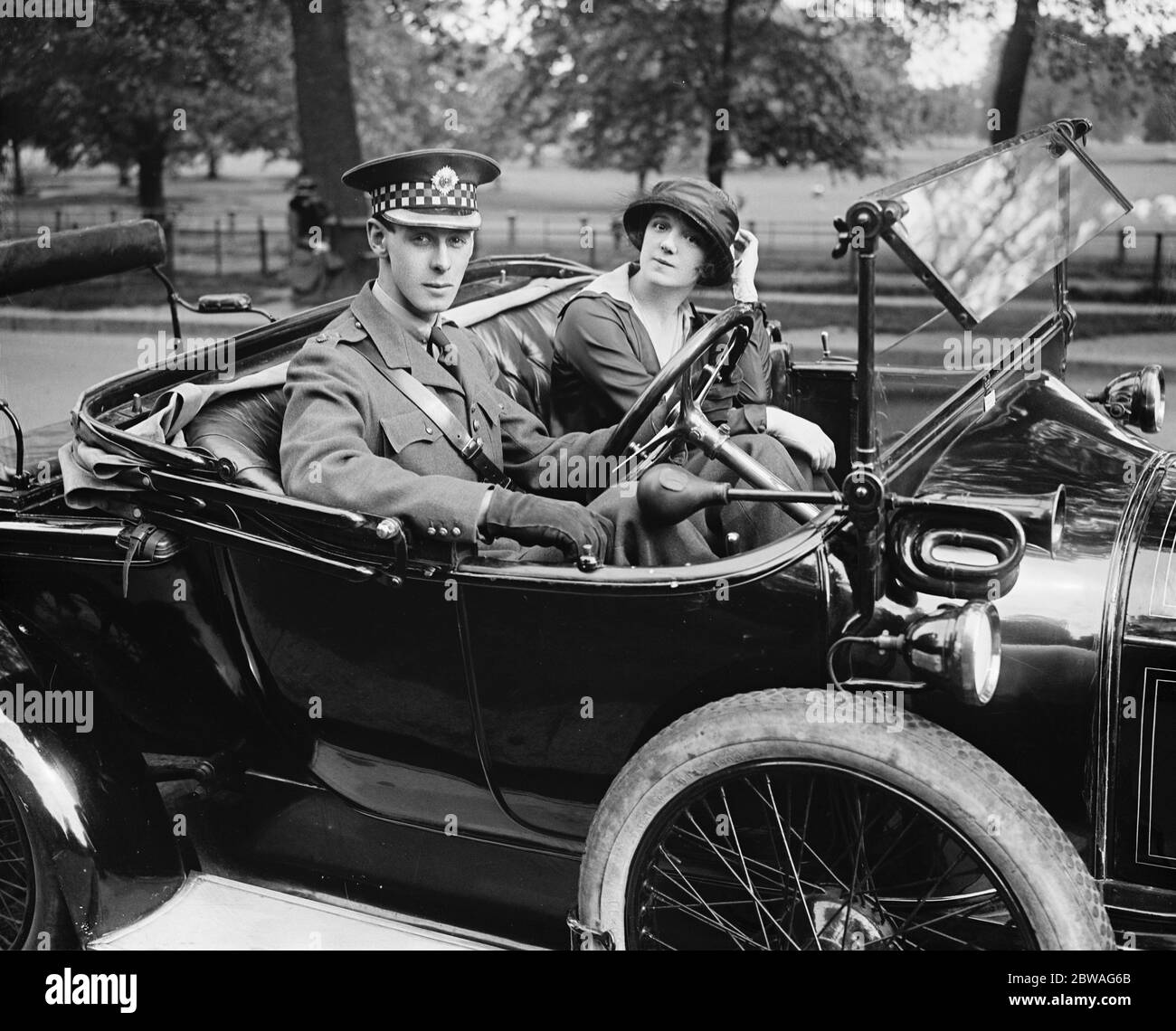 Sig.ra Mabel Russell , l' eroina di Londra Pride , e la sua fidanzata , tenente Hilton Philipson (Scots Guards) 1 giugno 1917 era la terza donna a servire nella Camera dei Comuni dopo che questo divenne legalmente possibile nel 1918, rappresentando Berwick-upon-Tweed. Foto Stock