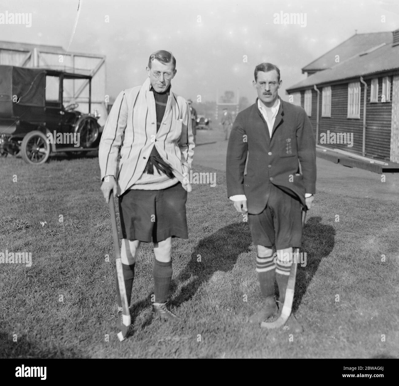 Inghilterra contro Australia , Mens hockey a Merton Abbey C L Spackman (capitano inglese) e B G Lampard Vachill (capitano del Galles) ( sinistra ) 7 marzo 1925 Foto Stock