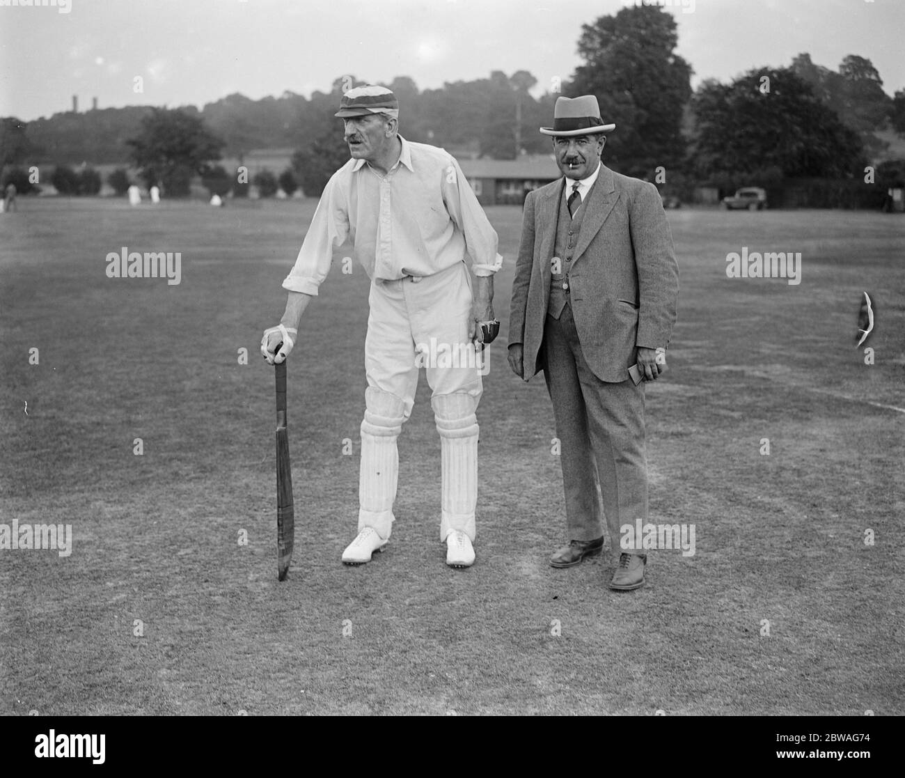 Attori Cricket Match a Wimbeldon il signor C Aubrey Smith (Capitano dei Thespids ) con il signor Jack Beckett (21 anni umpire del Thespids club ) Foto Stock