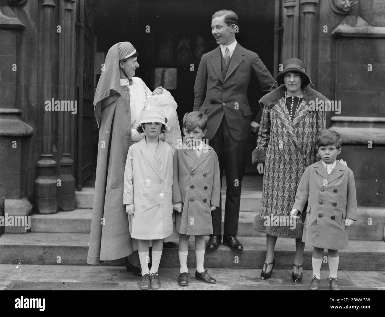 Battesimo di figlio infante di MR e di Hon Mrs St Aubyn alla chiesa di St James, Paddington. Il signor e la signora St Aubyn , infermiera e bambino , e gli altri loro figli Jessica , John e Charles Rowan Piers . 6 aprile 1925 Foto Stock