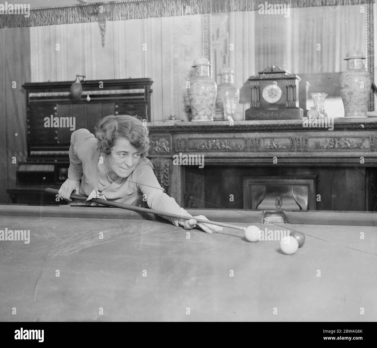 Womans Billiards Championship al Burroughes Hall , Soho Square Miss Eve Collins che pratica al Lyceen Club Foto Stock