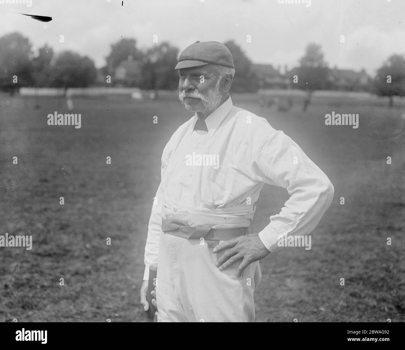 Il signor J Bossier , di 70 anni , gioca a cricket per il club di Limpsfield (Surrey) . Foto Stock