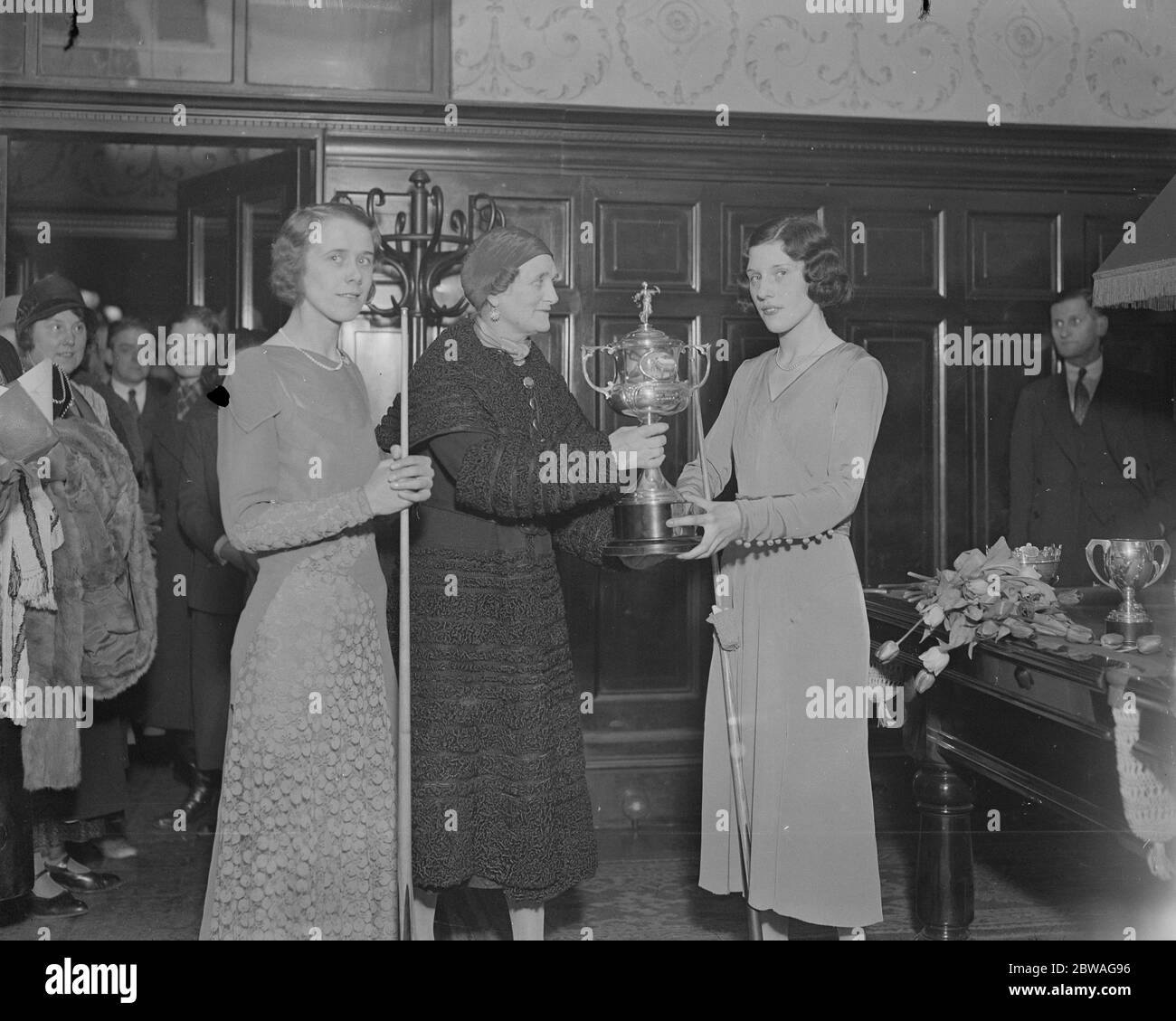 Womans Professional Billiards Championship alla Burroughes Hall , Soho Square Viscountess Elibank presenta la coppa a Miss Joyce Gardner , con Miss Ruth Harrison , ( a sinistra ) 25 Febbraio 1933 Foto Stock
