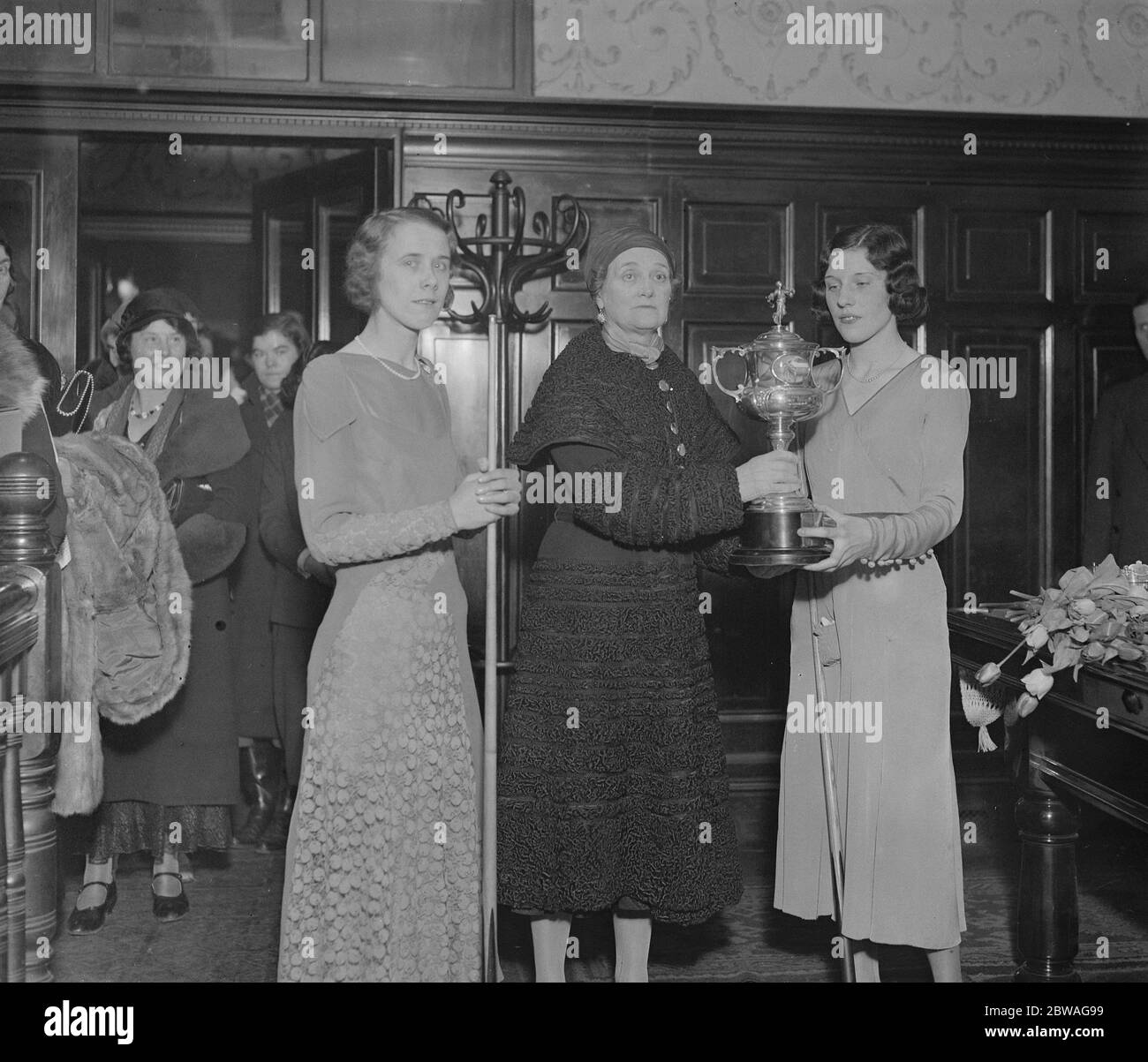 Womans Professional Billiards Championship alla Burroughes Hall , Soho Square Viscountess Elibank presenta la coppa a Miss Joyce Gardner , con Miss Ruth Harrison , ( a sinistra ) 25 Febbraio 1933 Foto Stock