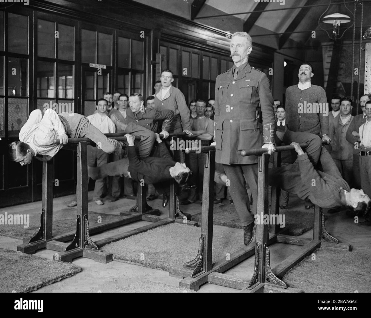 Trattamento ginnico per i feriti presso l'ospedale di guerra di Croydon . 24 marzo 1917 Foto Stock