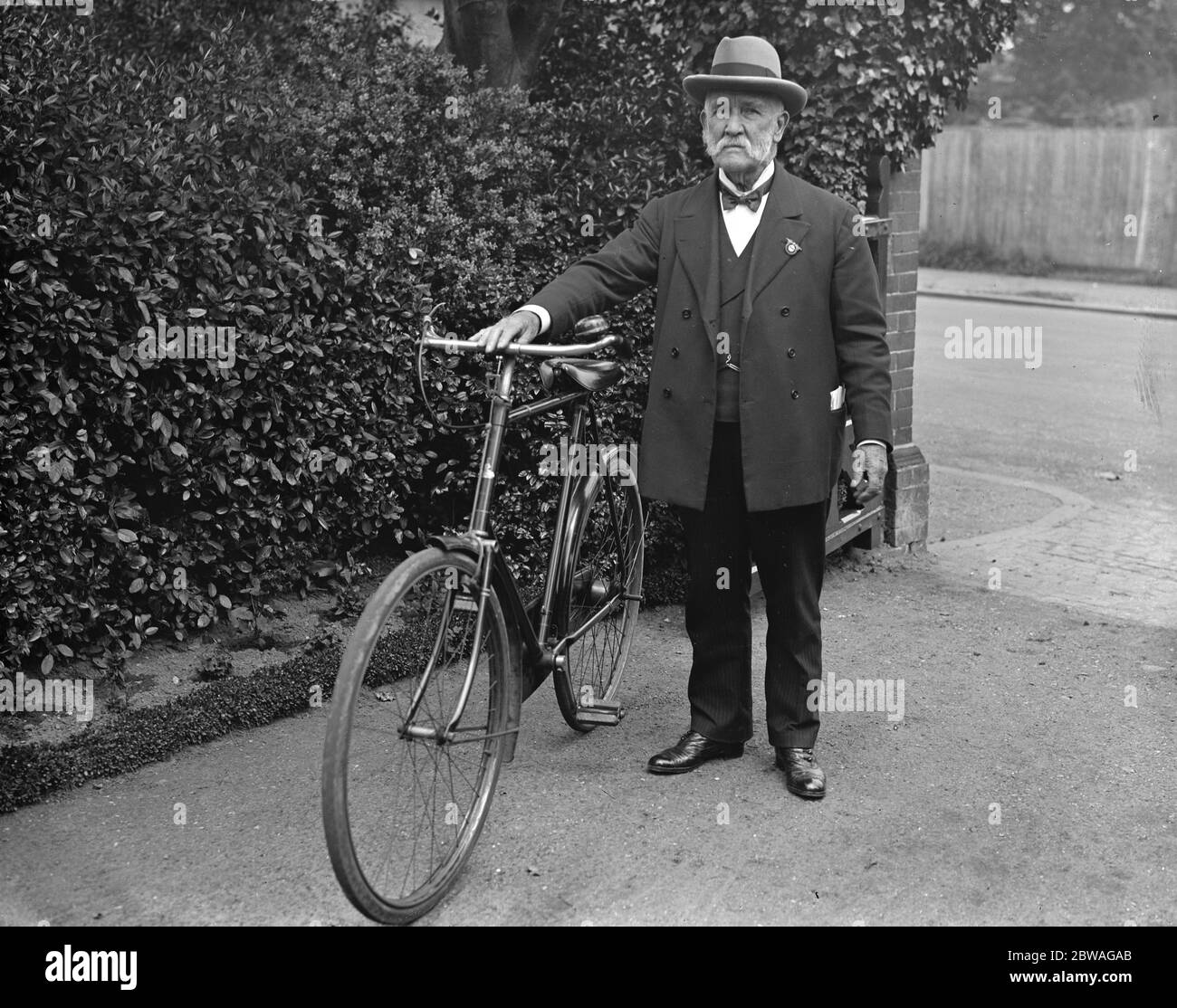 Sir William carter , sindaco di Windsor , fotografò in occasione del suo ottantesimo compleanno . Ancora in bicicletta al suo municipio . 25 maggio 1928 Foto Stock