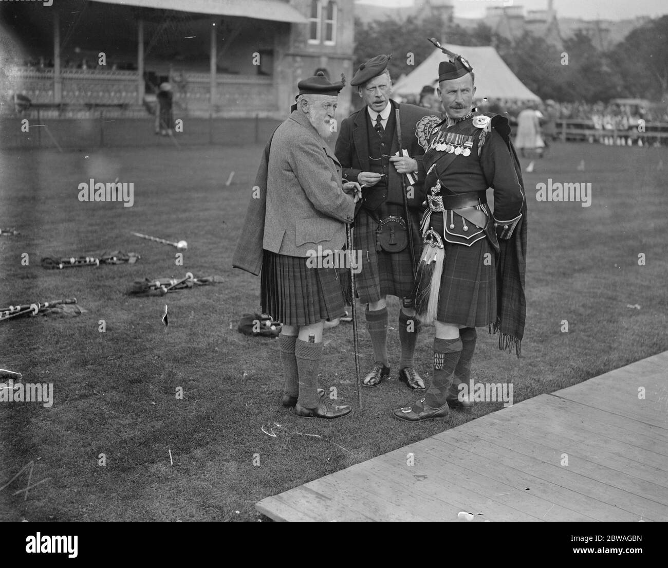 All'incontro dei Giochi del Nord a Inverness , Scozia . Il generale Brigadier Ross e il Mackintosh di Mackintosh che chiacchierano con un piper . Foto Stock