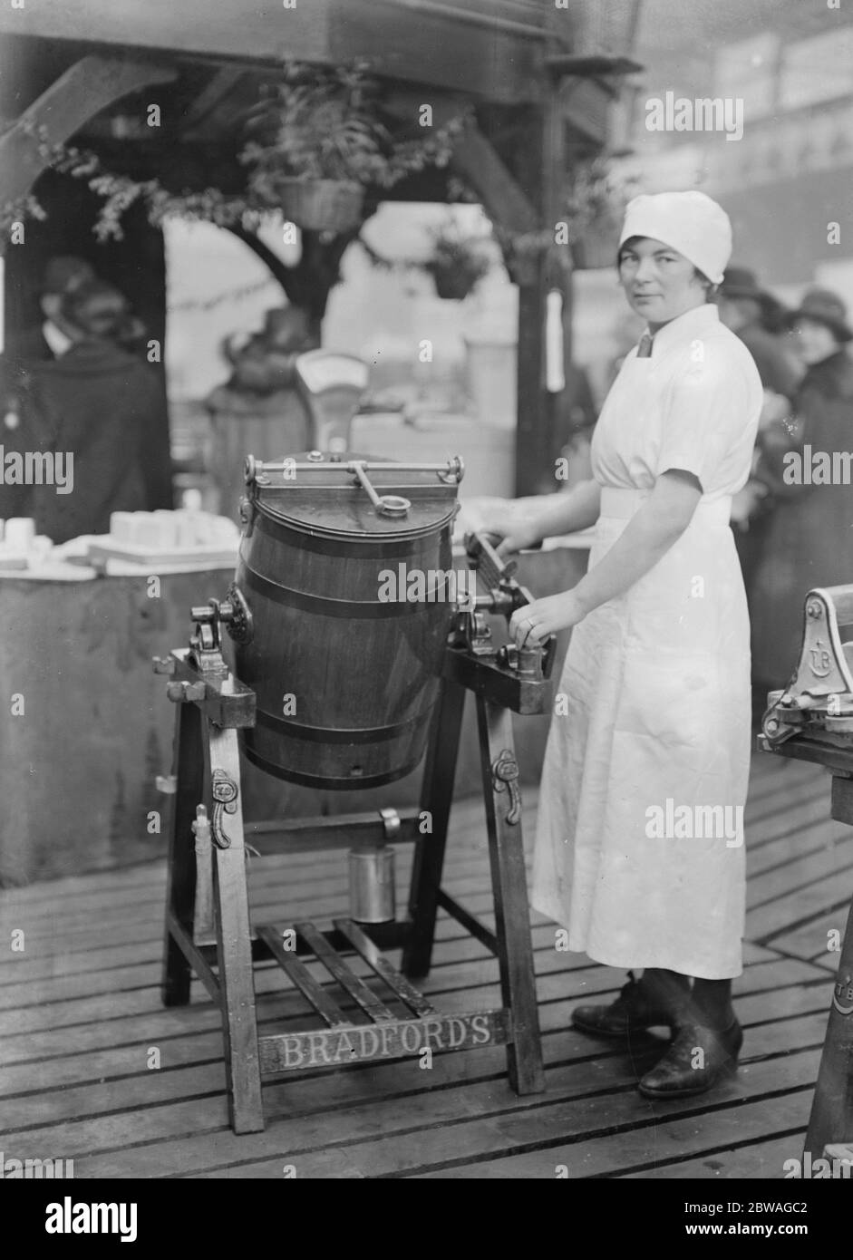 Al Dairy Show presso la Sala dell'Agricoltura di Londra . La signora M Pooley, di Shifnal, Shropshire, vincitrice del campionato di burro. 27 ottobre 1923 Foto Stock