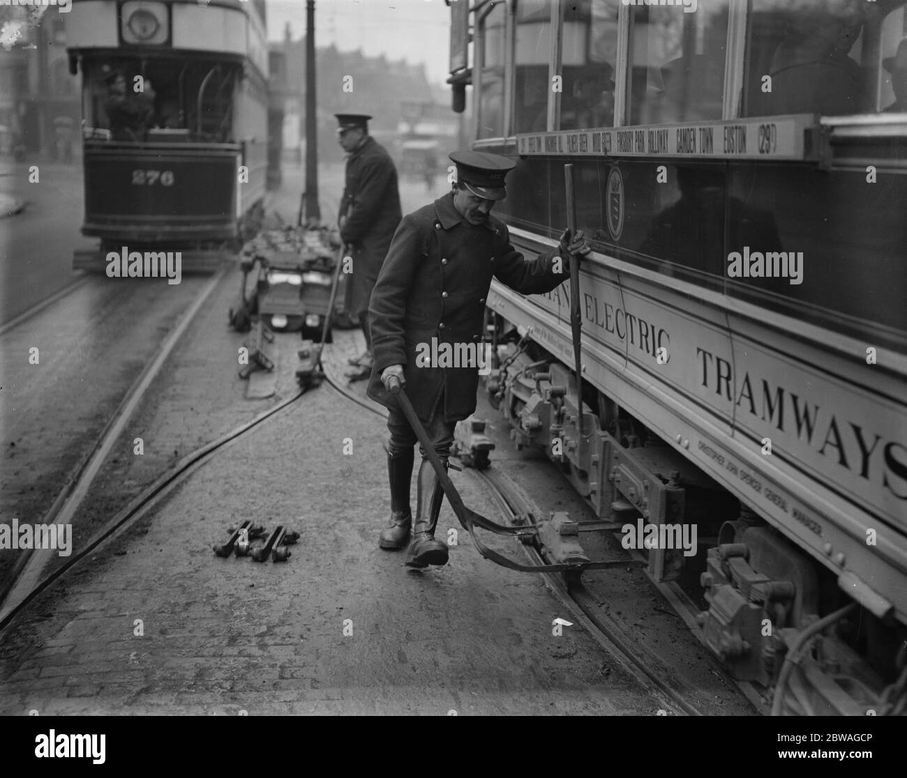 Nei punti in cui il sistema del tram elettrico passa da cavi sospesi a cavi interrati , gli aratri in movimento sono posizionati . 1 aprile 1924 Foto Stock