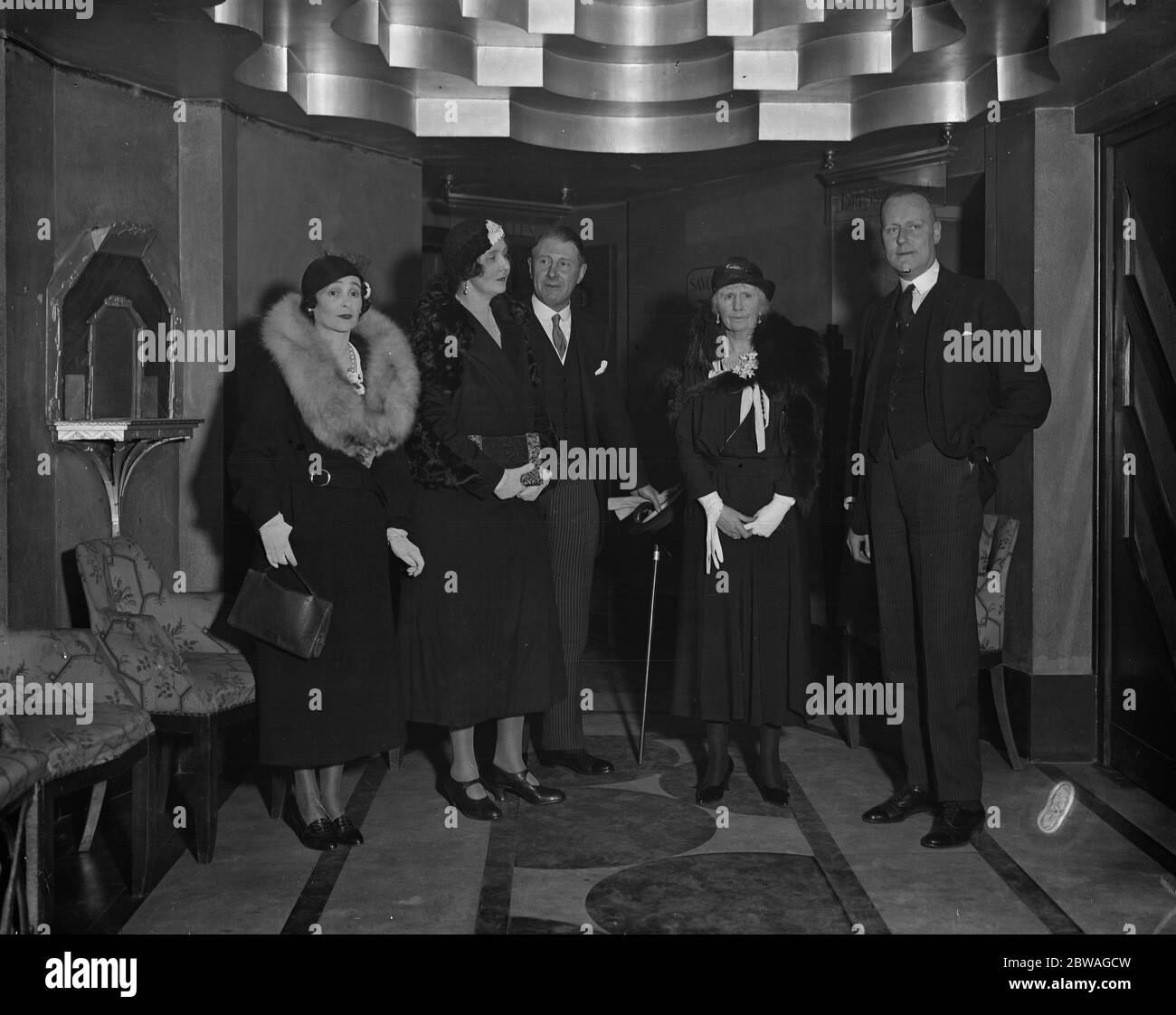 Lady Patricia e il Comandante Alexander Ramsay , centro , arrivano al Teatro Savoy per la matinée di ballo Karsavina in aiuto del King's Colllege Hospital . Sulla destra si trova il signor C e Millick , locatario del teatro 11 marzo 1932 Foto Stock