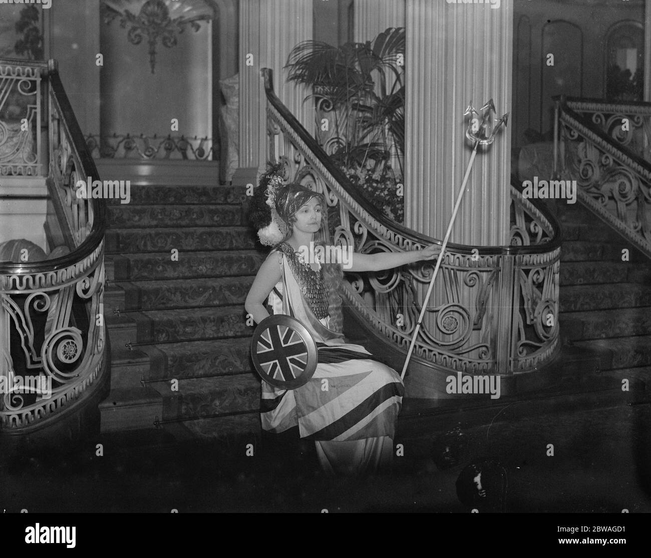 The Empire Development Ball at Grosvenor House , Londra . L' attrice, la signora Marie Burke, come' Britannia'. Foto Stock