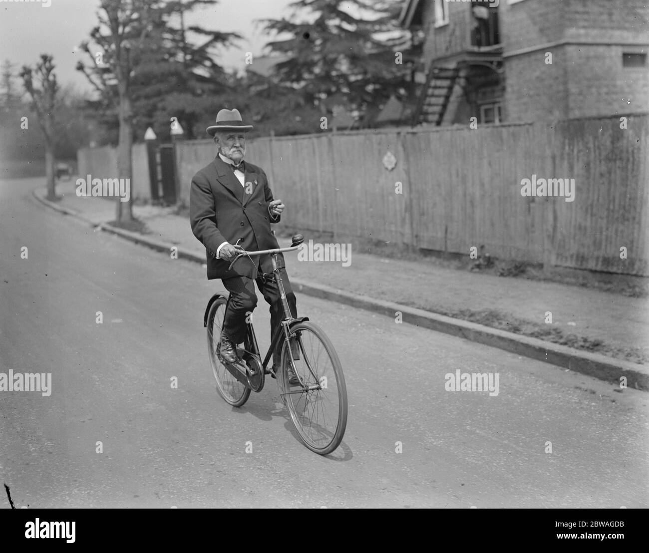 Sir William carter , sindaco di Windsor , fotografò in occasione del suo ottantesimo compleanno. Ancora in bicicletta al suo municipio 25 maggio 1928 Foto Stock