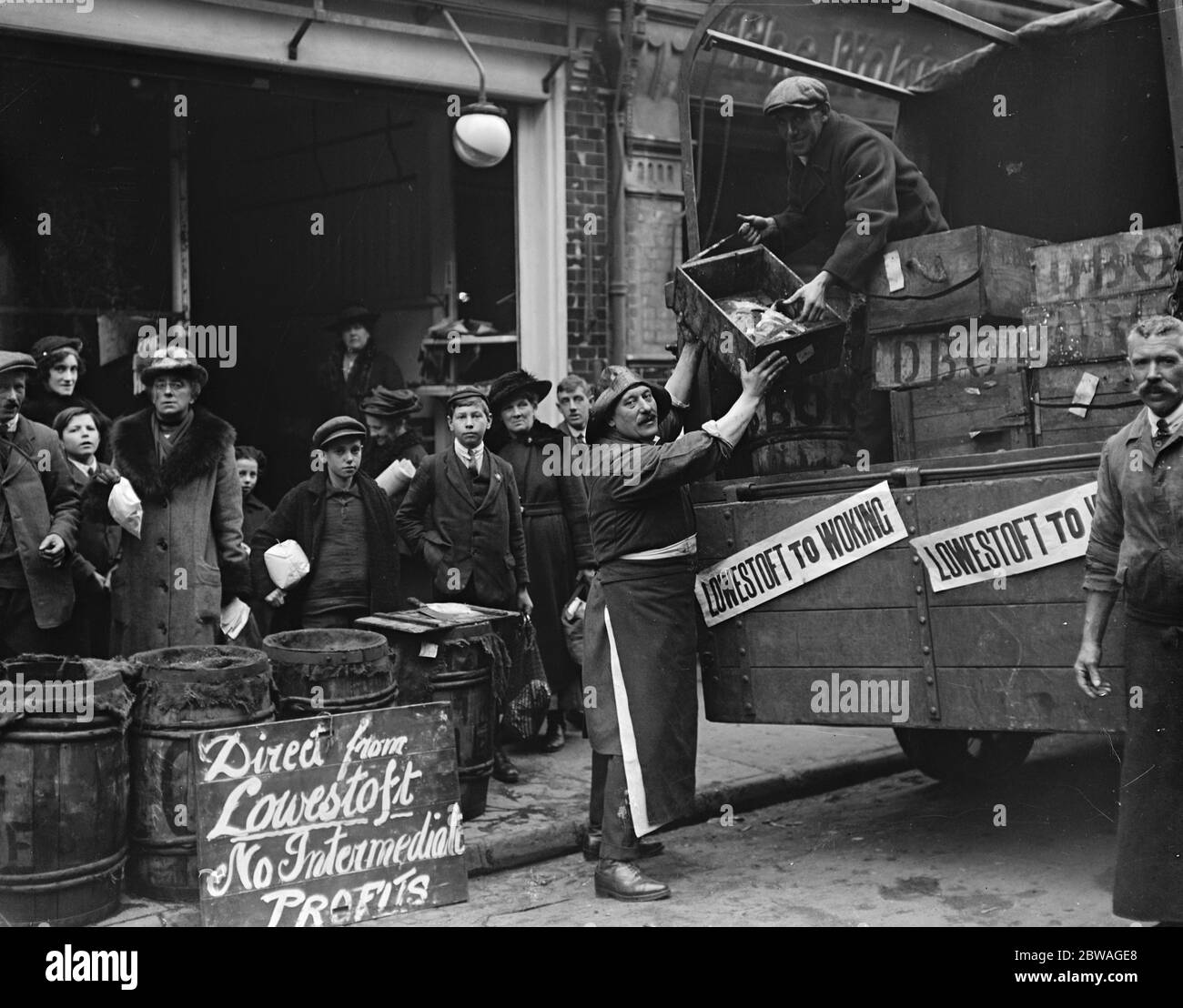 Il signor Wasley, pescatore di Woking, porta il suo pesce direttamente da Lowestoft al suo negozio di autocarri. Qui scarica il suo camion . 18 ottobre 1919 Foto Stock
