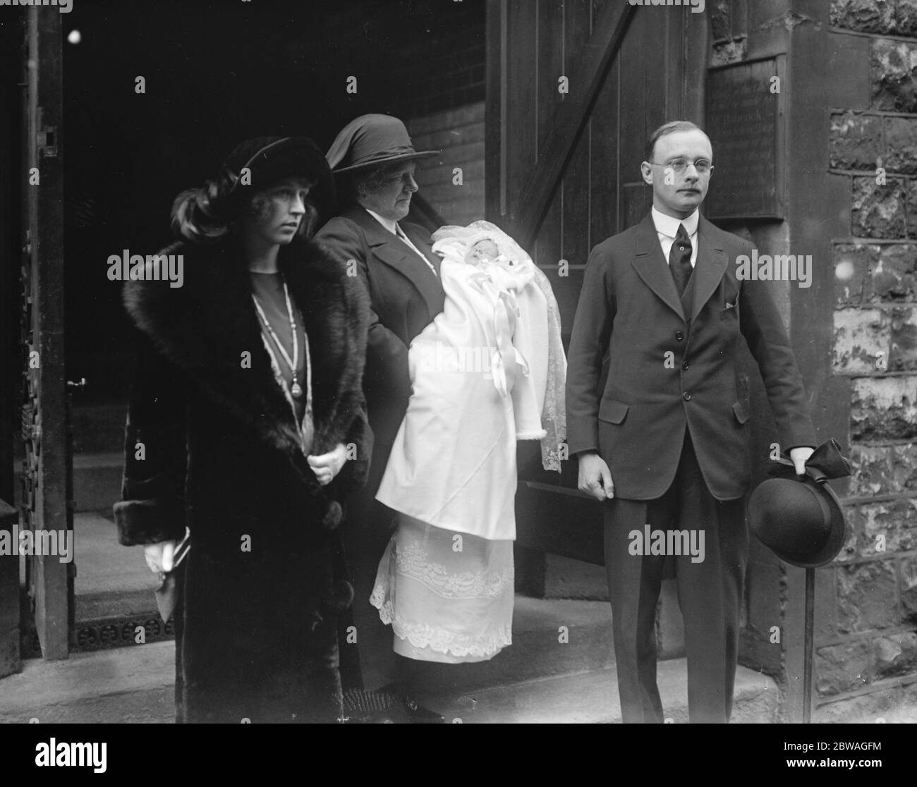 Il battesimo nella Chiesa di Cristo , in fondo alla strada , del figlio del neonato capitano l'onorevole Wentworth Beaumont . Da sinistra a destra, la signora Wentworth Beaumont, l' infermiera e il bambino e il capitano Hon Wentworth Beaumont. 14 ottobre 1922 Foto Stock