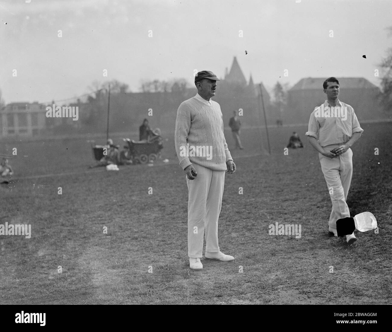 Oxford University Cricket Club Practice J Hearn , allenatore di squadre . 30 aprile 1923 Foto Stock