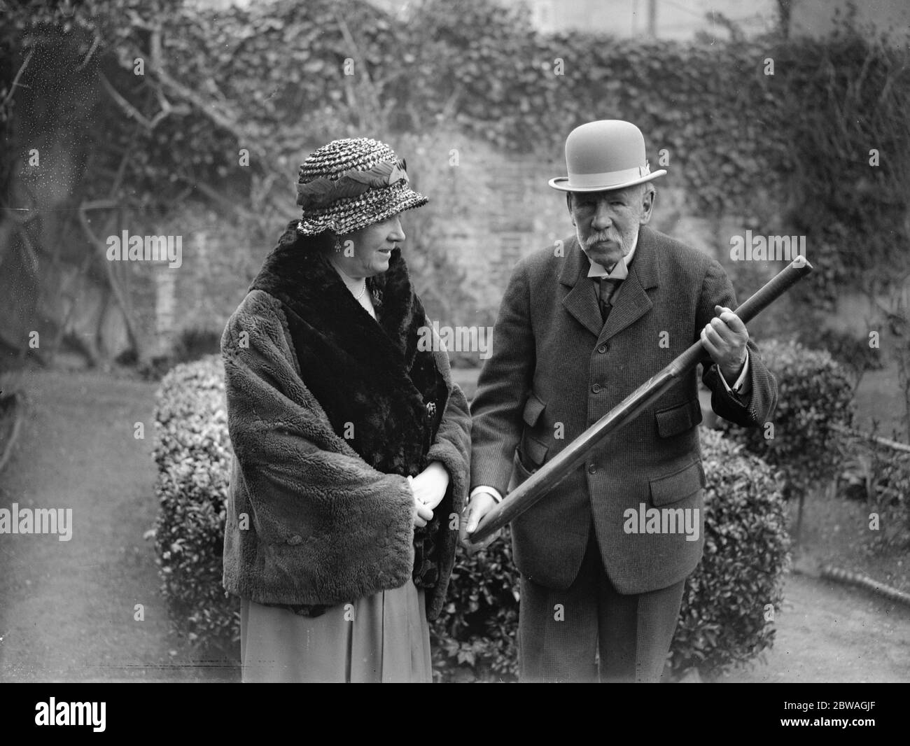 Il signor William Fuller Maitland , fotografato in occasione dell' ottantottantesimo compleanno . E' il più antico cricketer vivente di Oxford ' Blue '. E' visto qui con un premio a pipistrello che gli viene consegnato al Lord' s nel 1862 per il punteggio più alto ( 73 ) contro Eton . 6 maggio 1932 Foto Stock