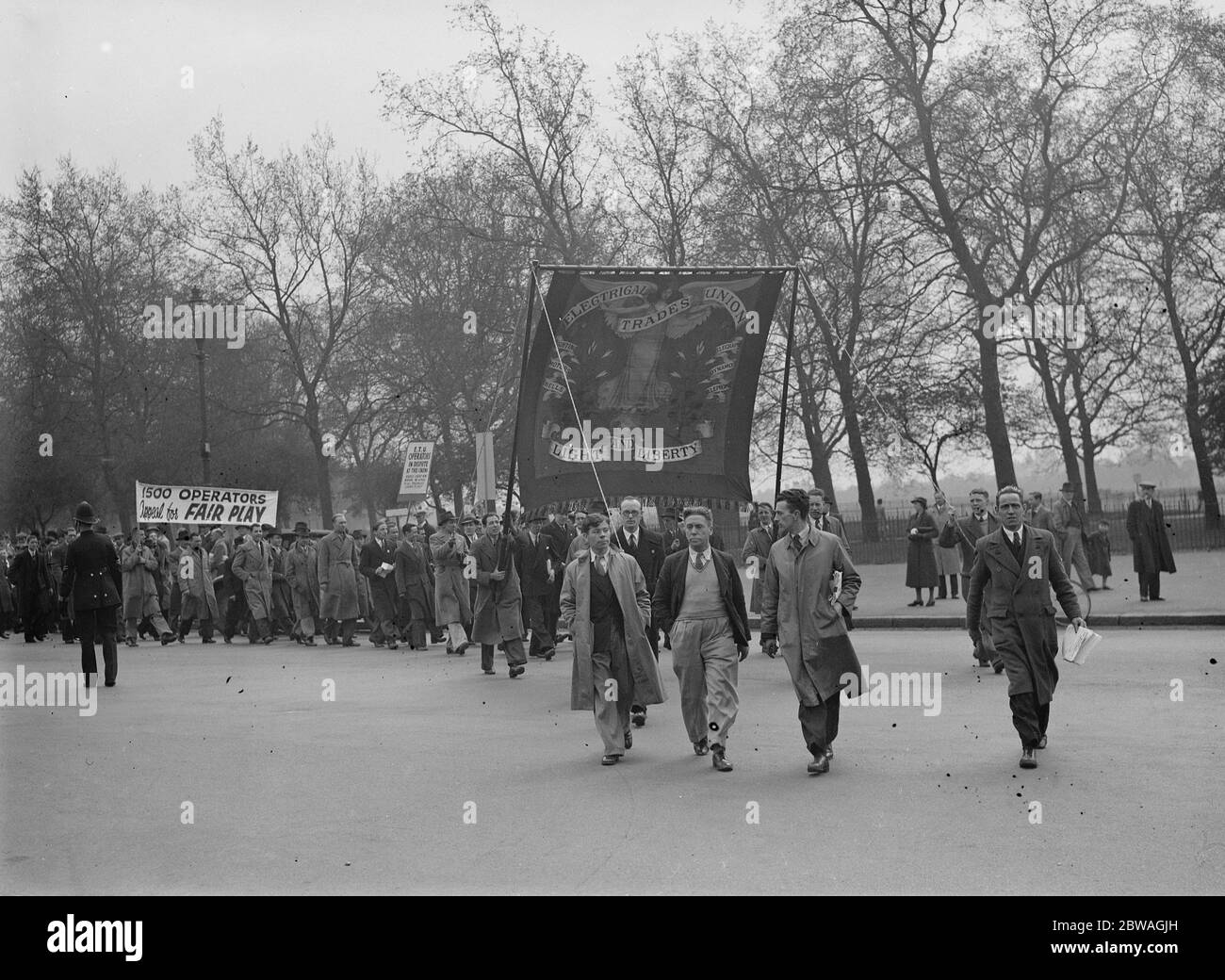 Gli operatori cinematografici scioperano . Incontro di massa convocato dal sindacato elettrico di Marble Arch . 21 aprile 1938 Foto Stock