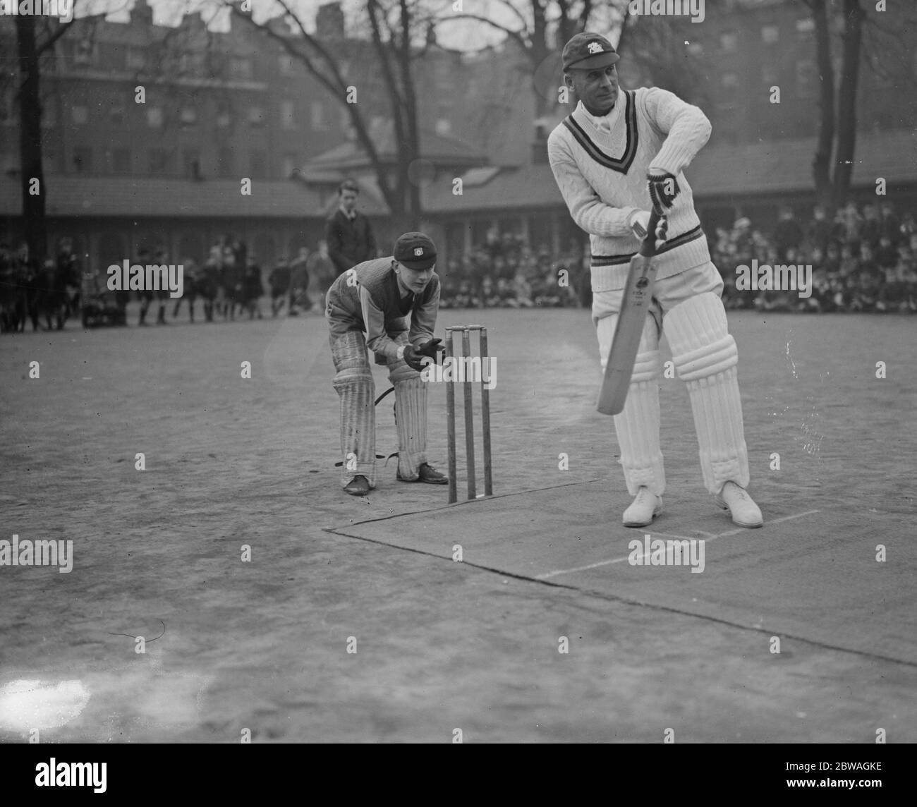 Jack Hobbs durante la sua visita al sito dell'ospedale di Foundling , Bloomsbury , quando ha giocato a cricket con ragazzi provenienti da scuole vicine 9 aprile 1934 Foto Stock