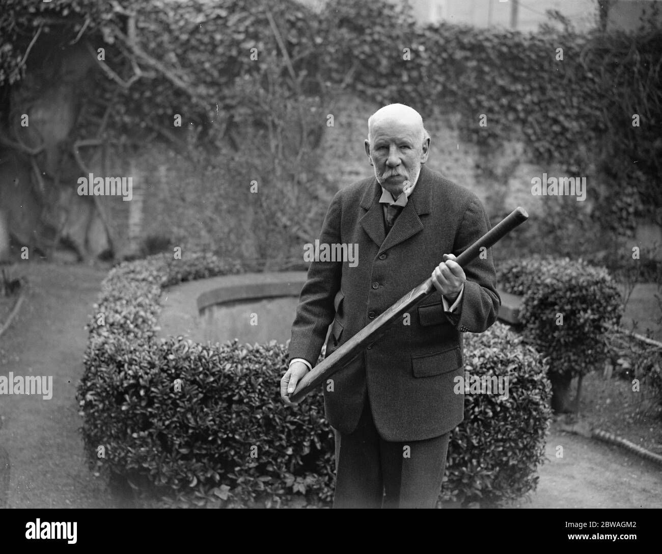 Il signor William Fuller Maitland , fotografato in occasione dell' ottantottantesimo compleanno . E' il più antico cricketer vivente di Oxford ' Blue '. E' visto qui con un premio a pipistrello che gli viene consegnato al Lord' s nel 1862 per il punteggio più alto ( 73 ) contro Eton . 6 maggio 1932 Foto Stock