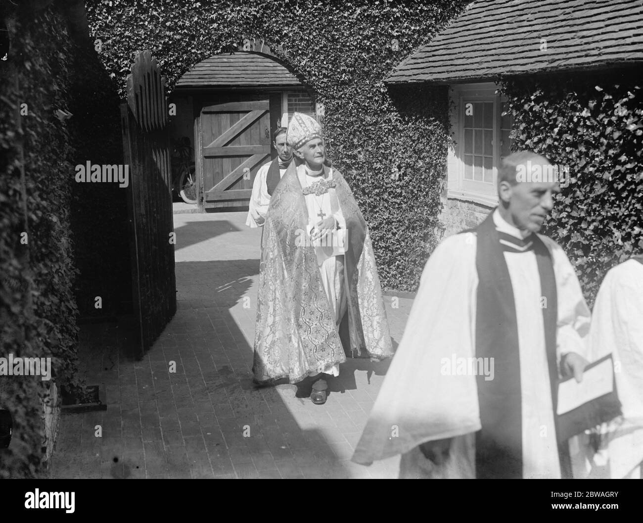 Il Vescovo di Londra pone la pietra di fondazione dell'estensione alla Cappella delle Scuole di artigianato Chailey Heritage a Chailey . 1922 Foto Stock