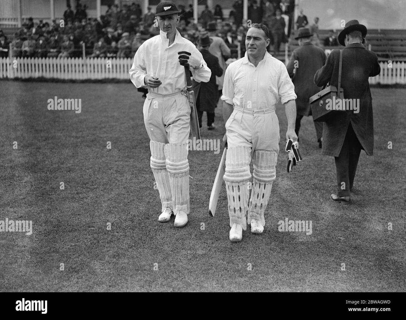 Partita di cricket , Essex contro la Nuova Zelanda a Leyton . J e Mills (a sinistra) e C S Dempster (Nuova Zelanda) 6 maggio 1931 Foto Stock