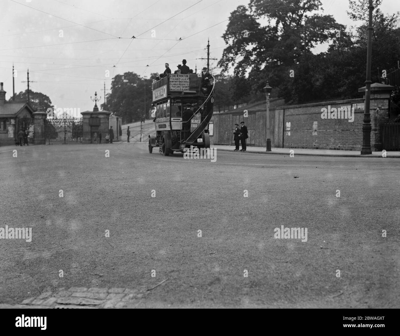 Arrotondando gli alieni nemici a Londra, arriverete all'autobus Alexandra Palace Foto Stock