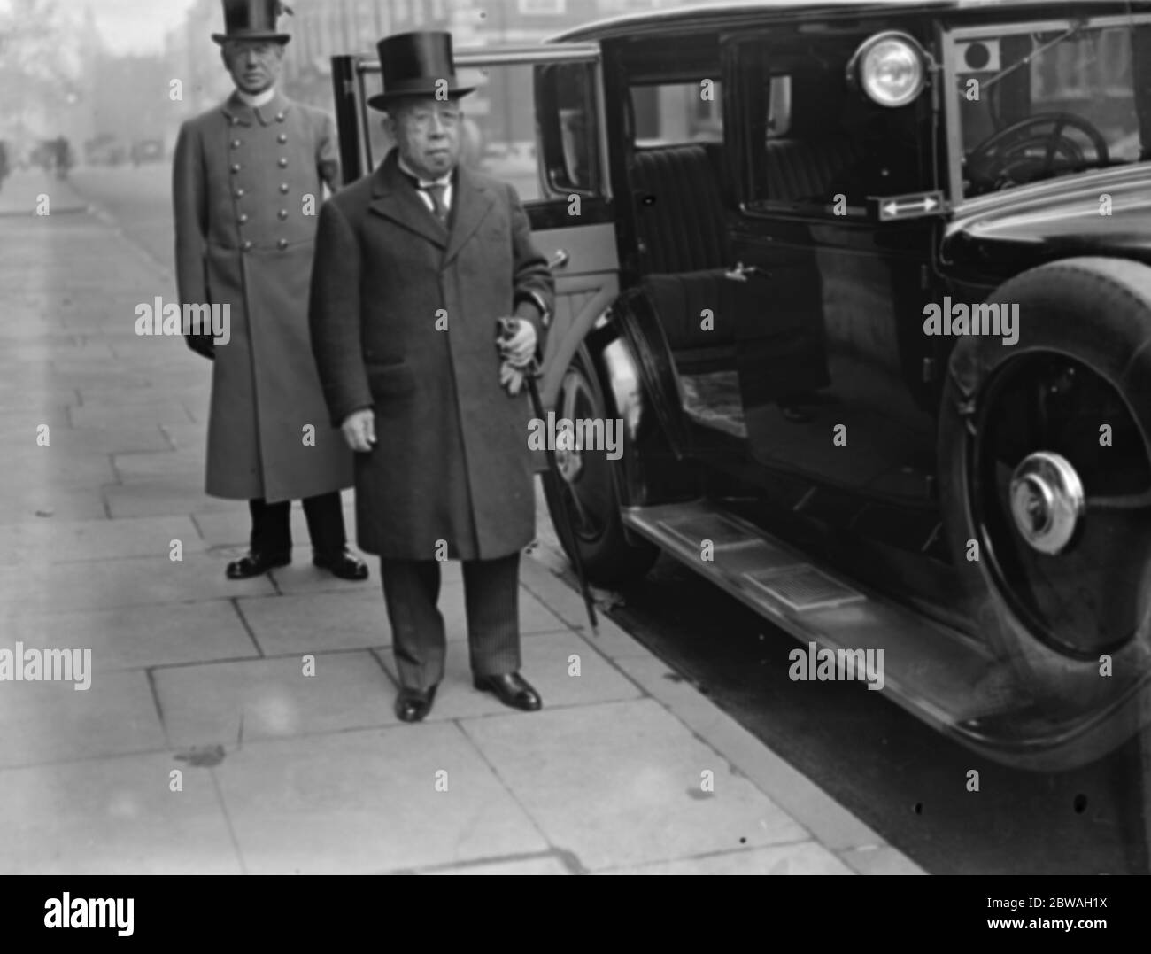 Il Principe Tokugawa , presidente della Croce Rossa Giapponese , lascia il suo hotel di Londra per vedere il re a Buckingham Palace il 2 novembre 1933 Foto Stock