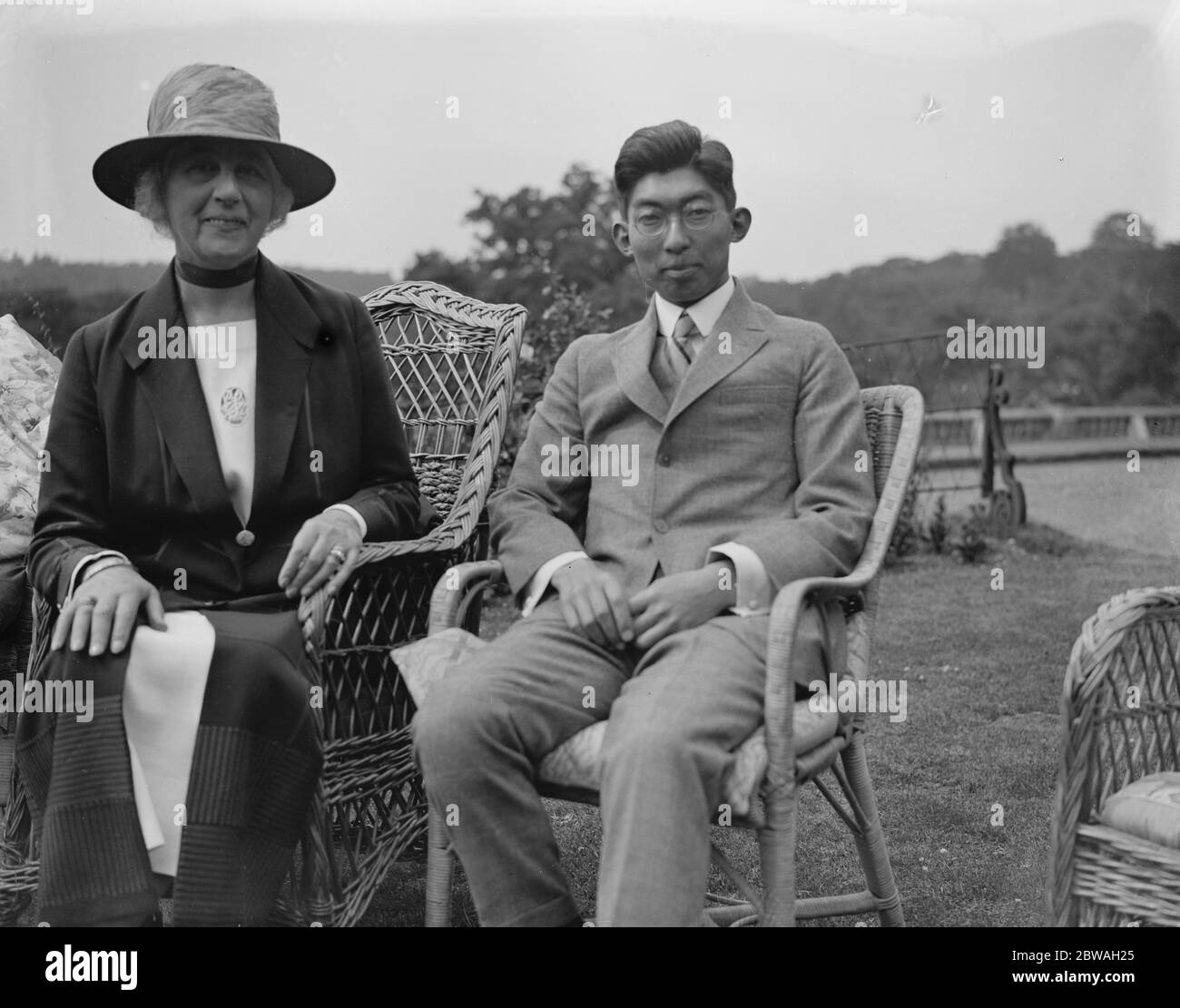 A Kerry House , Kingston Hill, la signora Drummond (a sinistra) con il principe Chichibu , secondo figlio dell'imperatore del Giappone 8 luglio 1925 Foto Stock