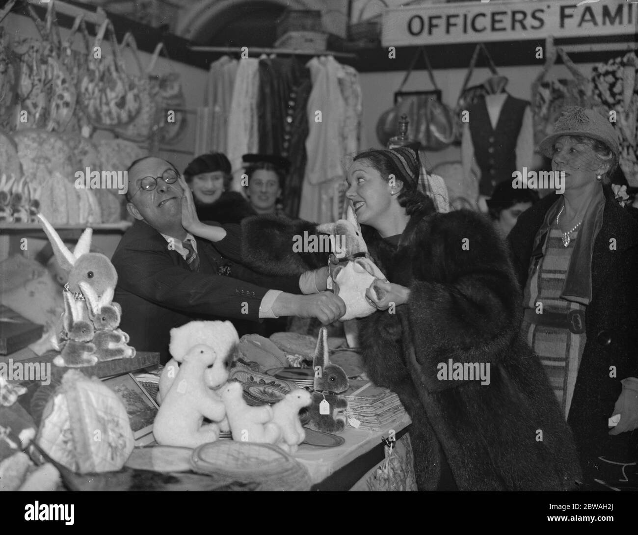 Leslie Kenson e la sig.ra Jessie Matthews in un luogo di fastidio alla vendita di lavori da parte di ex militari disabili presso l'Istituto Imperiale 12 novembre 1937 Foto Stock