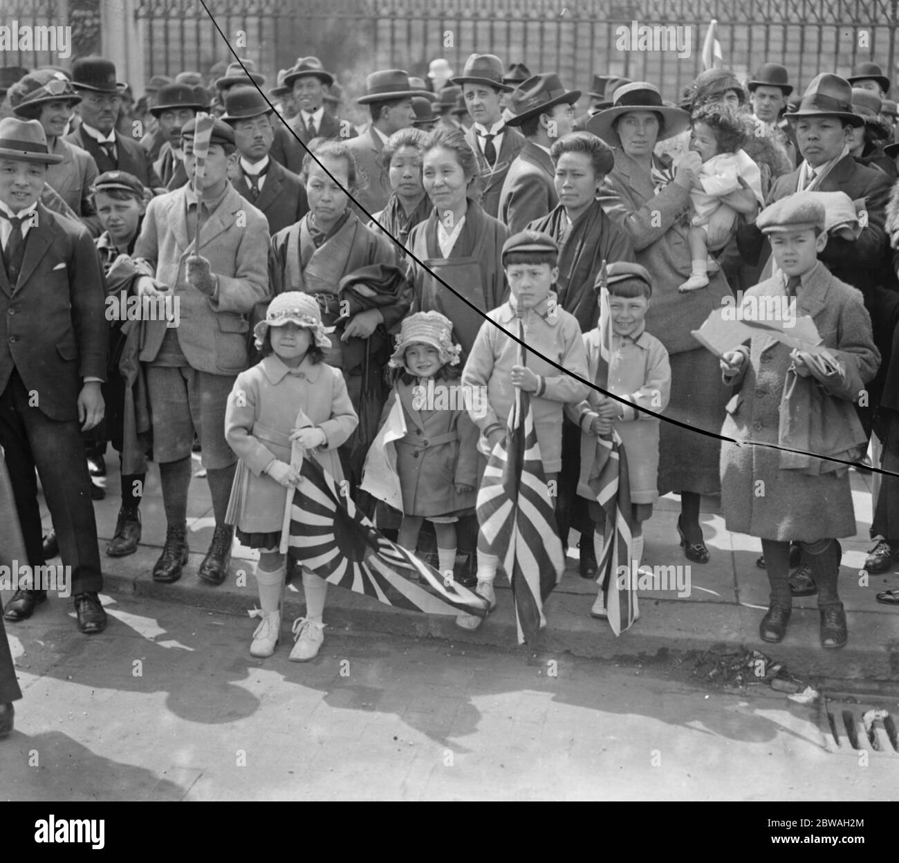 Principe ereditario del Giappone a Londra giovani bambini giapponesi salutano il principe incoronato 10 maggio 1921 Foto Stock