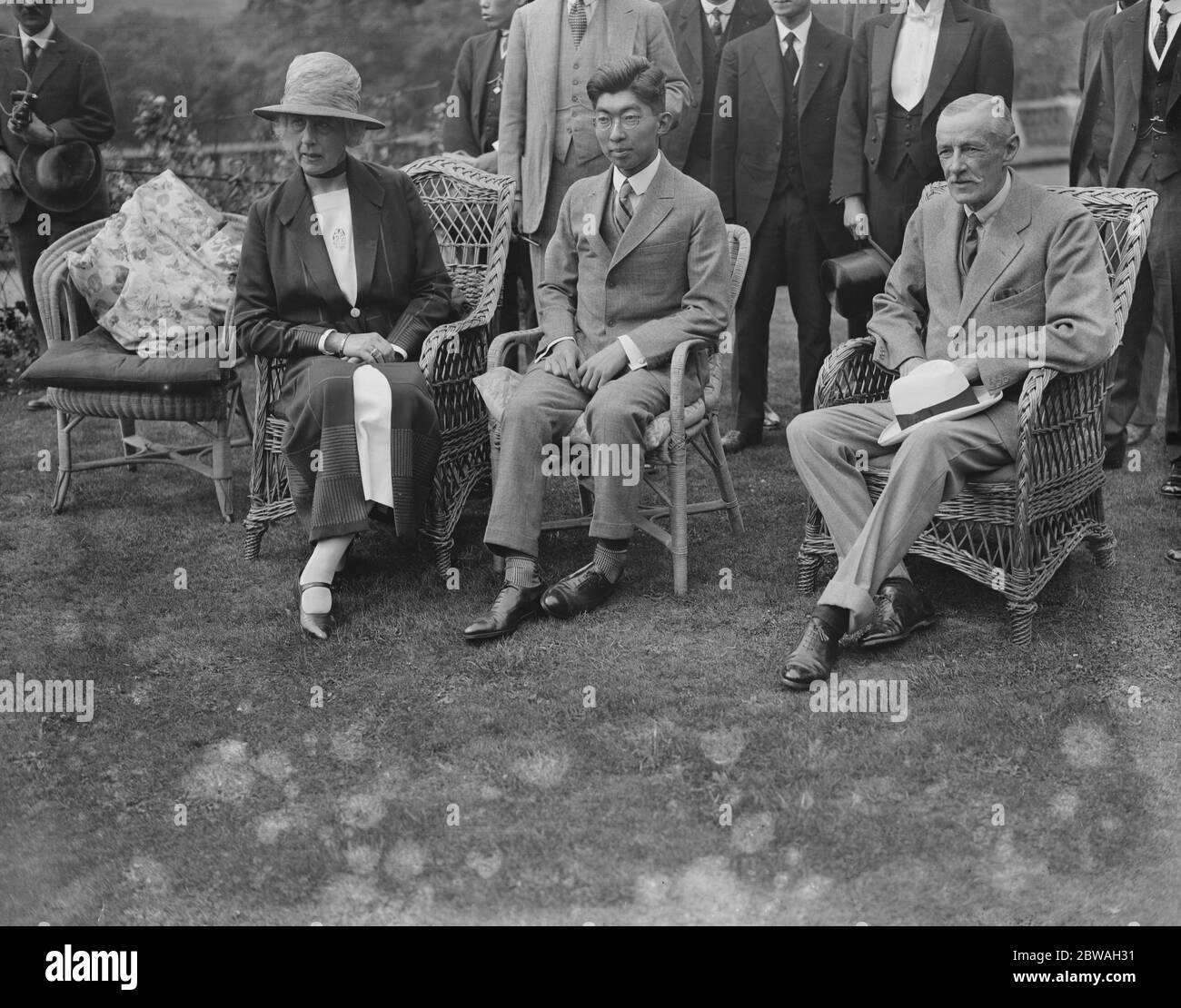 A Kerry House , Kingston Hill Major General Lawrence (a destra) e la signora Drummond (a sinistra) con il principe Chichibu , secondo figlio dell'imperatore del Giappone 8 luglio 1925 Foto Stock