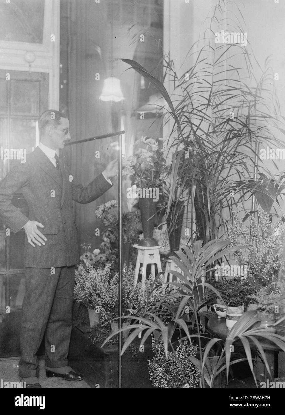 Il signor Douglas, accecato in guerra, ha aperto un negozio di fioristi (' Vittoria' ) nella galleria Piccadilly Foto Stock