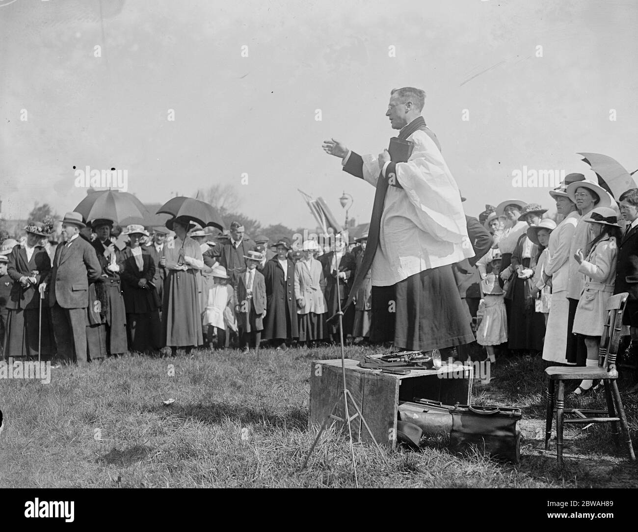 Il reverendo J Walton benedice le assegnazioni di guerra a Croydon 13 maggio 1917 Foto Stock