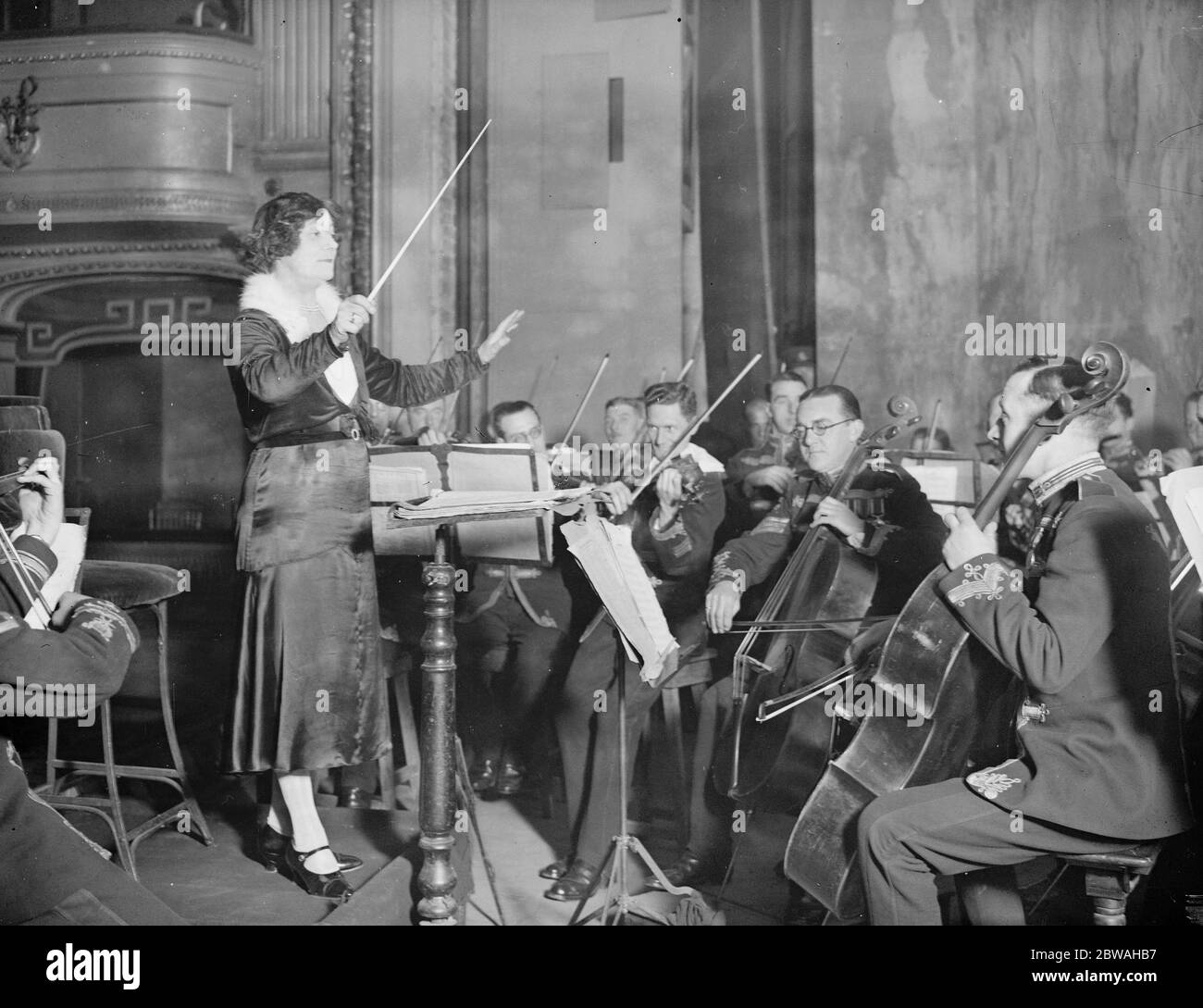 Women Conduct Army Band Miss Susan Spain Dunk prova con la Royal Artillery band al Royal Academy Theatre Woolwich 10 marzo 1932 Foto Stock