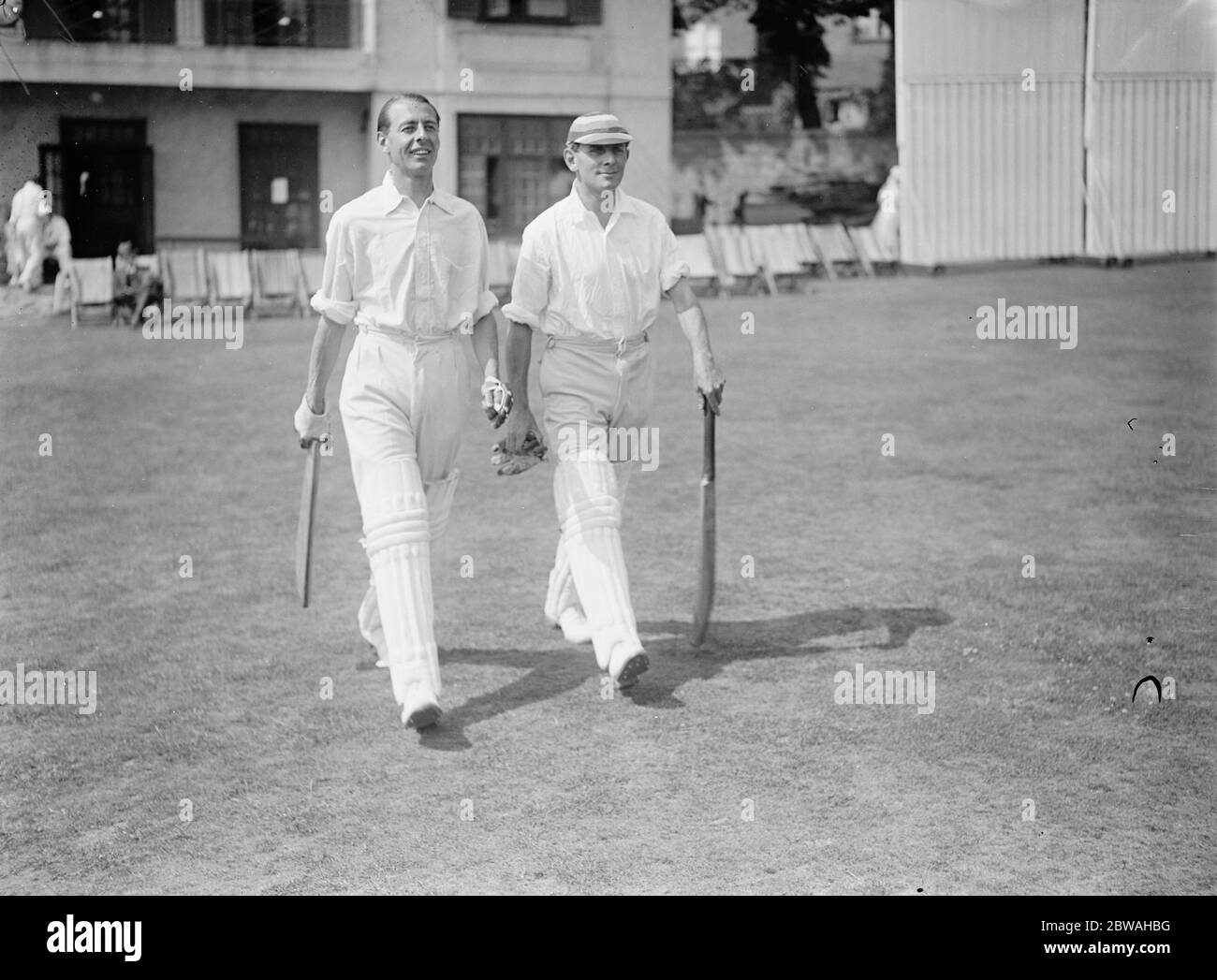 Attori contro musicisti cricket al Hampstead Cricket Club Edward Harben , a sinistra e Lignel Masson . Gli attori di apertura battsmen 27 luglio 1934 Foto Stock