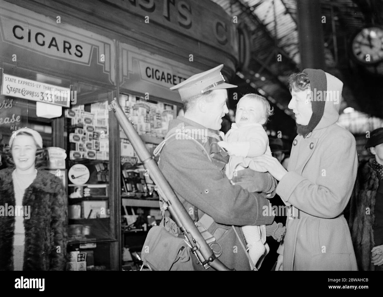 Truppe in 'uscita ' si sono molto gioite di vedere la famiglia 3 febbraio 1940 Foto Stock