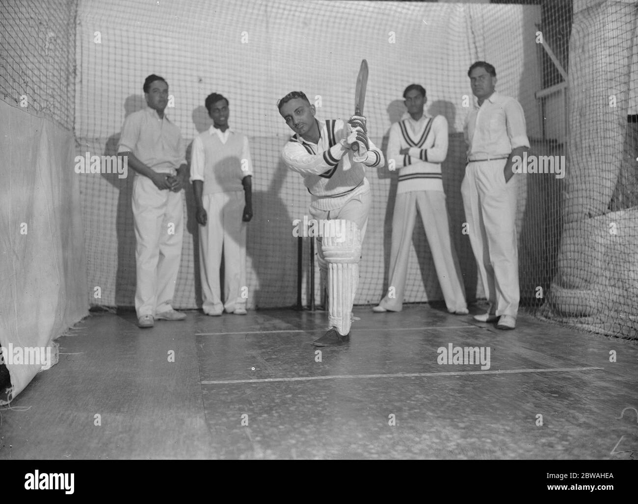 Cricket indiani alla scuola di Alan Fairfax di cricket alla Thames House , Millbank V M Merchant Batting 21 aprile 1936 Foto Stock