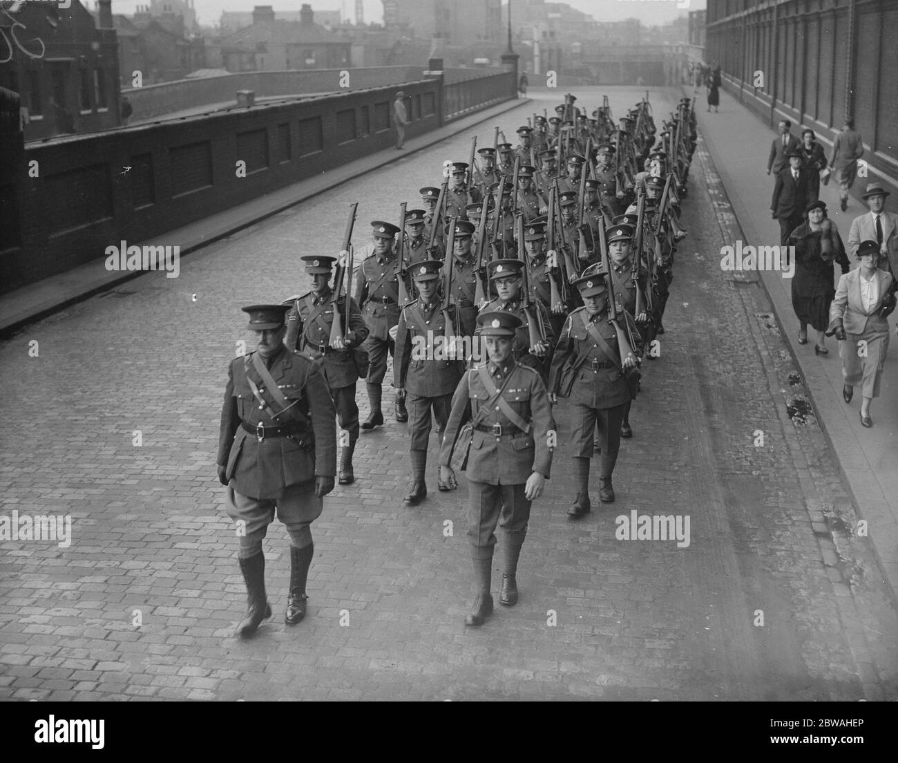 Scene di addio a Waterloo , alla partenza di Royal Engineers ( Sezione postale ) per la Palestina 12 settembre 1936 Foto Stock