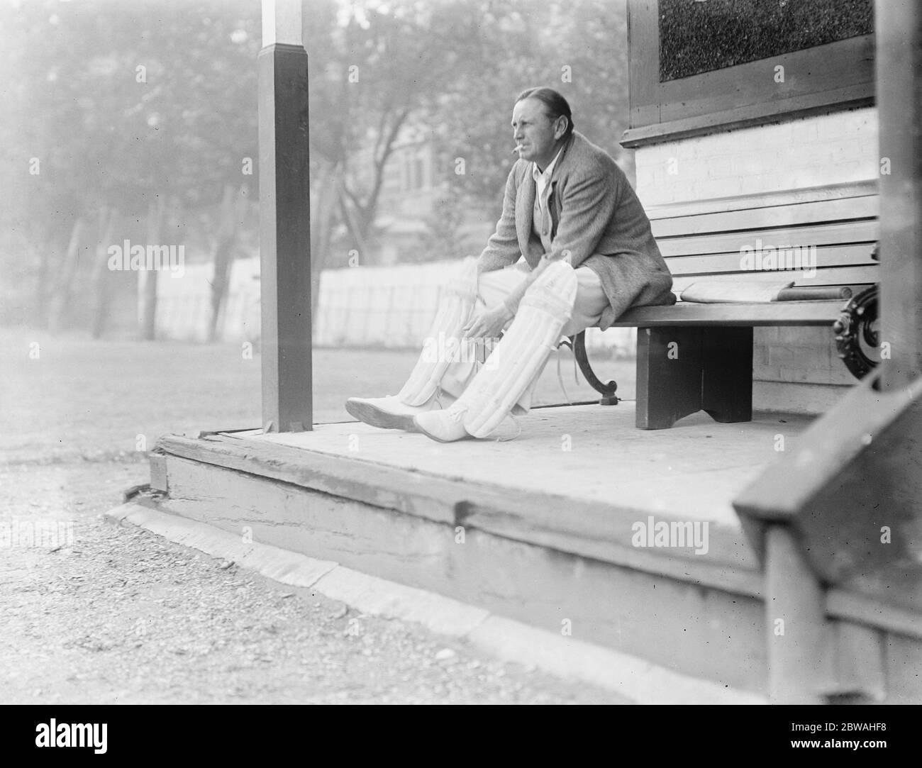 Cricket in Vincent Square Lords e Commons contro Westminster School Major Matthew Wilson fissa i suoi pads 1927 Foto Stock