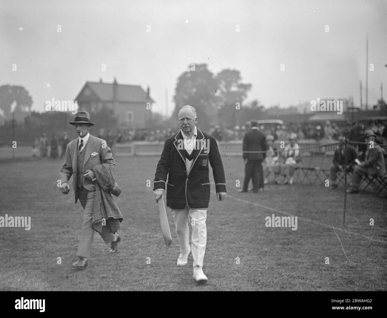 Sindaco di Londra ( Sir Rowland Blades M . P ) gioca a cricket nel nuovo campo sportivo da lui aperto a Kingston Thames 25 maggio 1927 Foto Stock