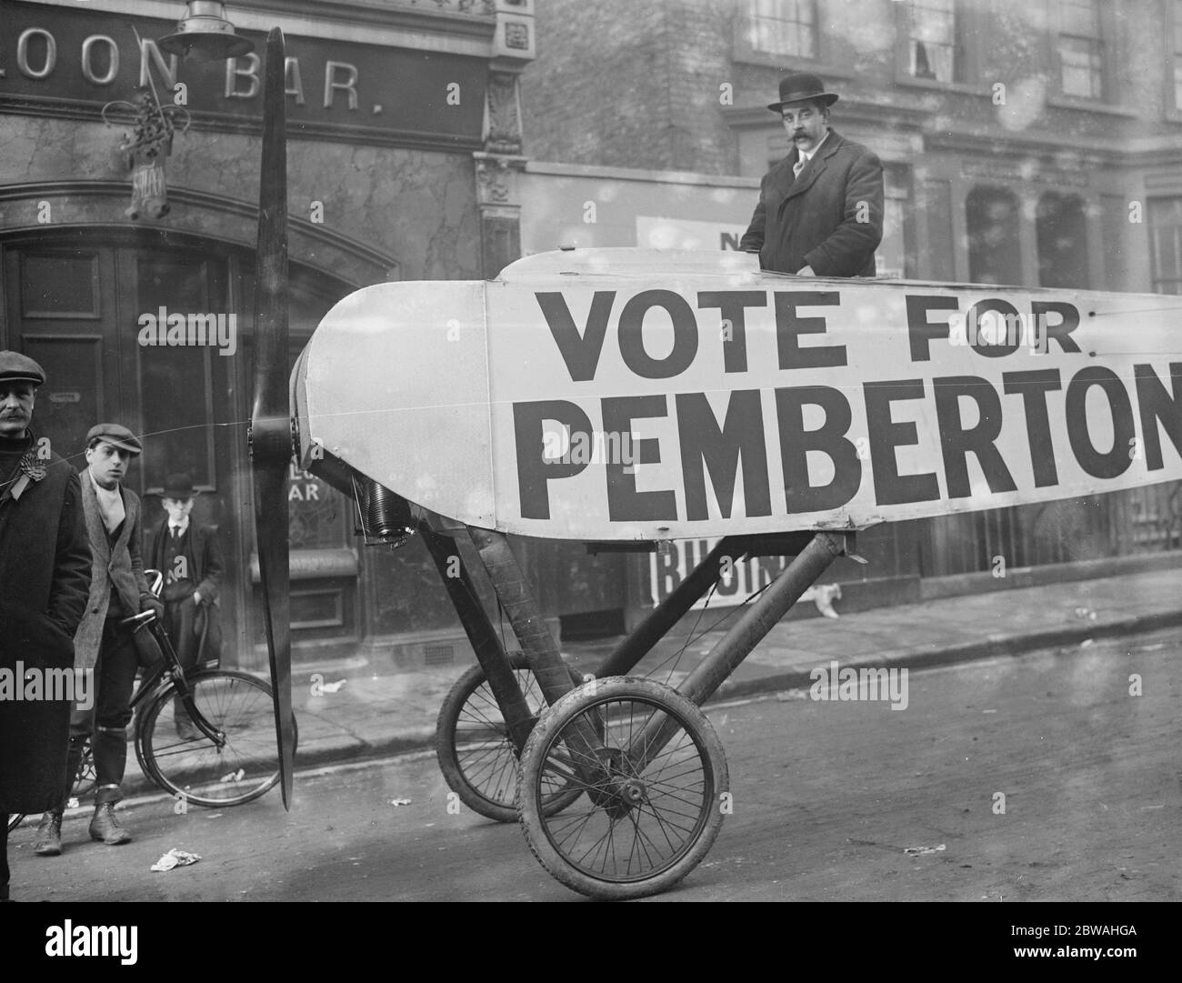 Elezione di fine miglio. Voter portato alla stazione di polling in aereo - 1916 Foto Stock