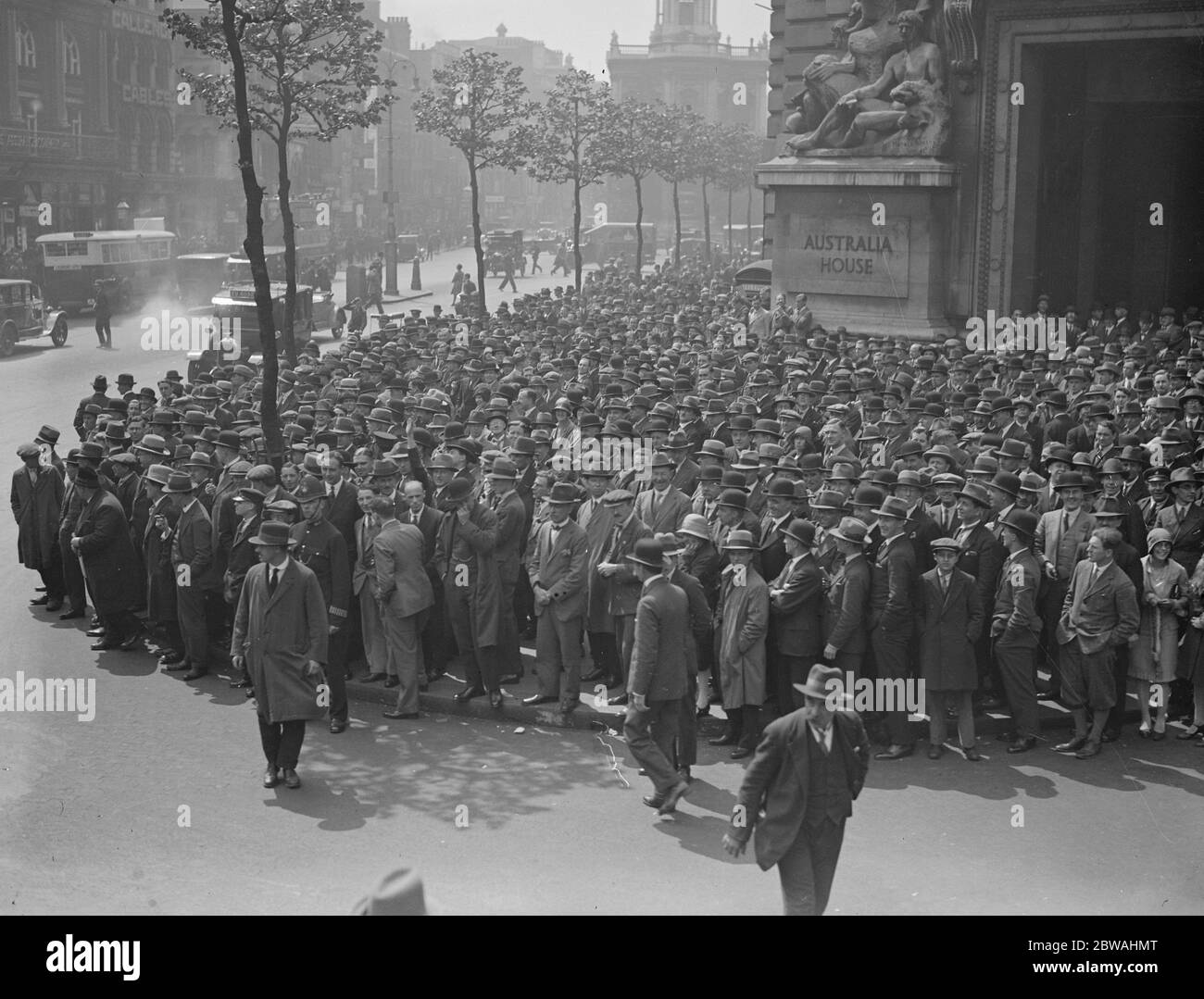 Elezione generale , 1929 folla che aspettano fuori della casa australiana 31 maggio 1929 Foto Stock