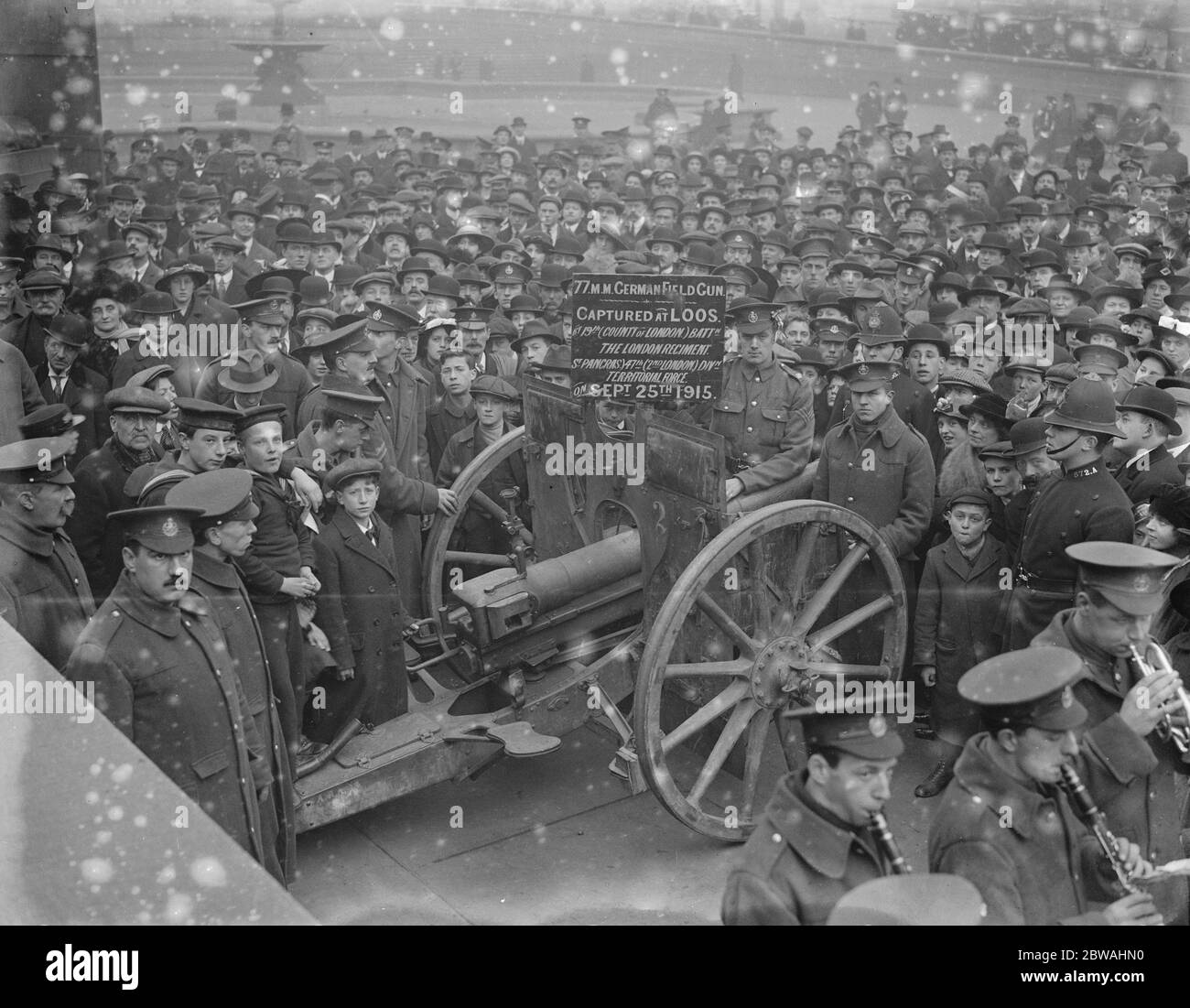 Una pistola tedesca ( 77mm Feld Kanone (pistola da campo) ) catturata a Loos , in un incontro di reclutamento in piazza Trafalgar Foto Stock Una pistola tedesca ( 77mm Feld Kanone (pistola da campo) ) catturata a Loos , in un incontro di reclutamento in piazza Trafalgar Foto Stock