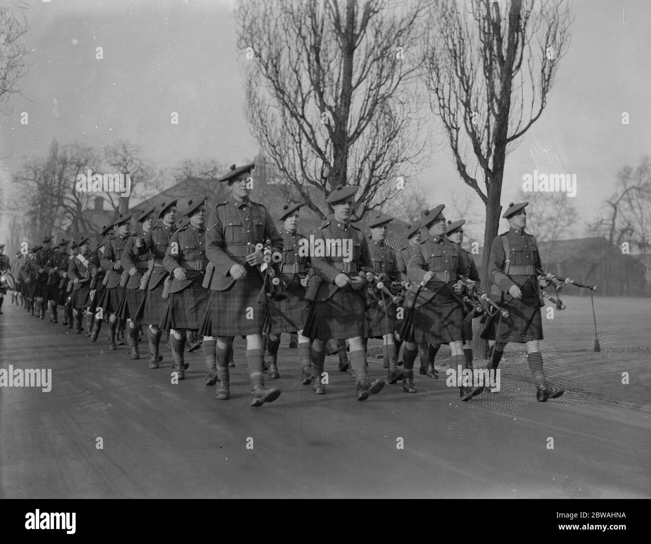 La band dei Cameron Highlanders sulla marcia per Aldershot , prima della loro partenza per la mostra britannica dell'Impero Buenos Aires 12 gennaio 1931 Foto Stock